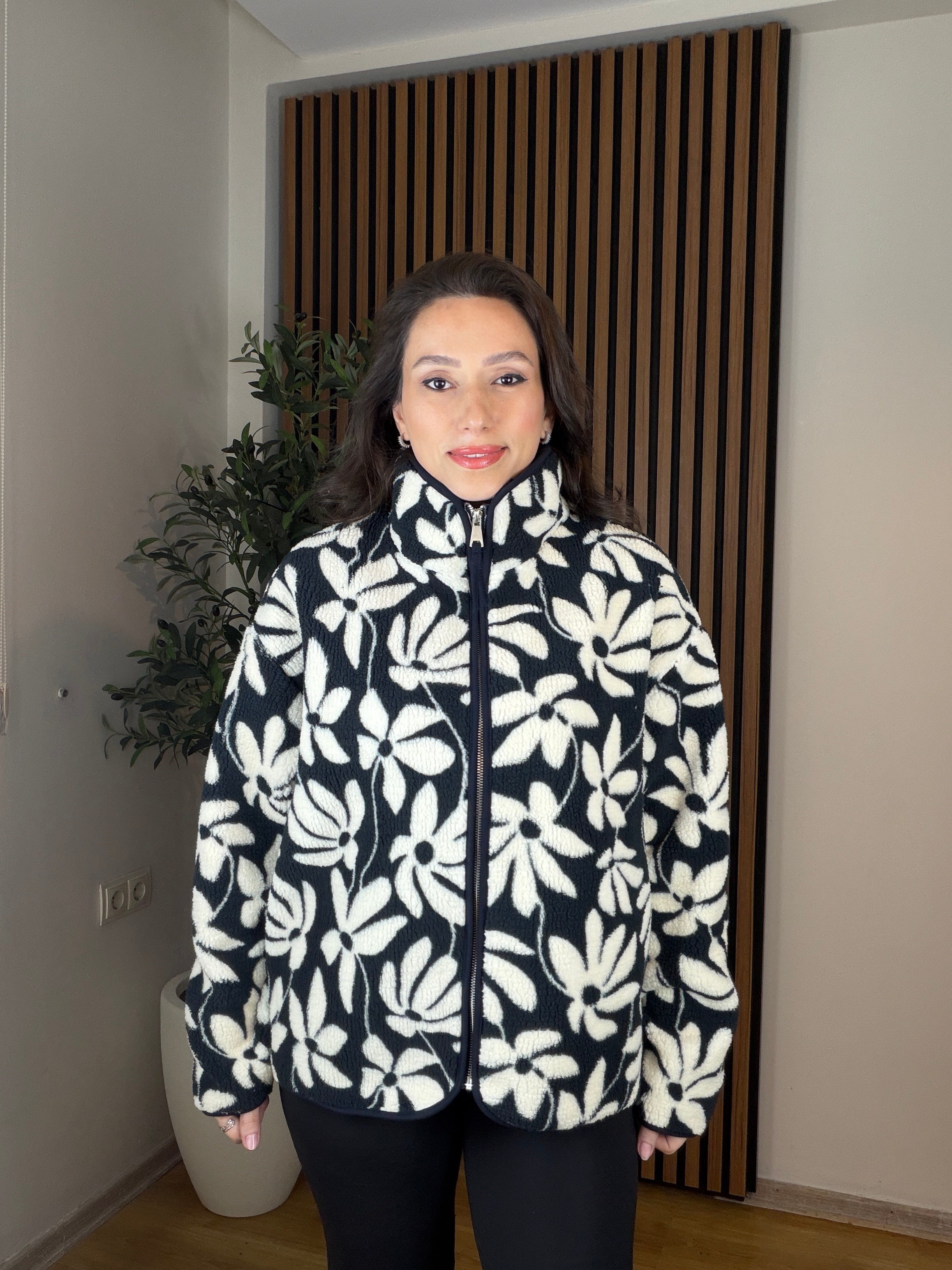 Oysh Model Siyah-Krem Çiçek Desenli Polar Ceket