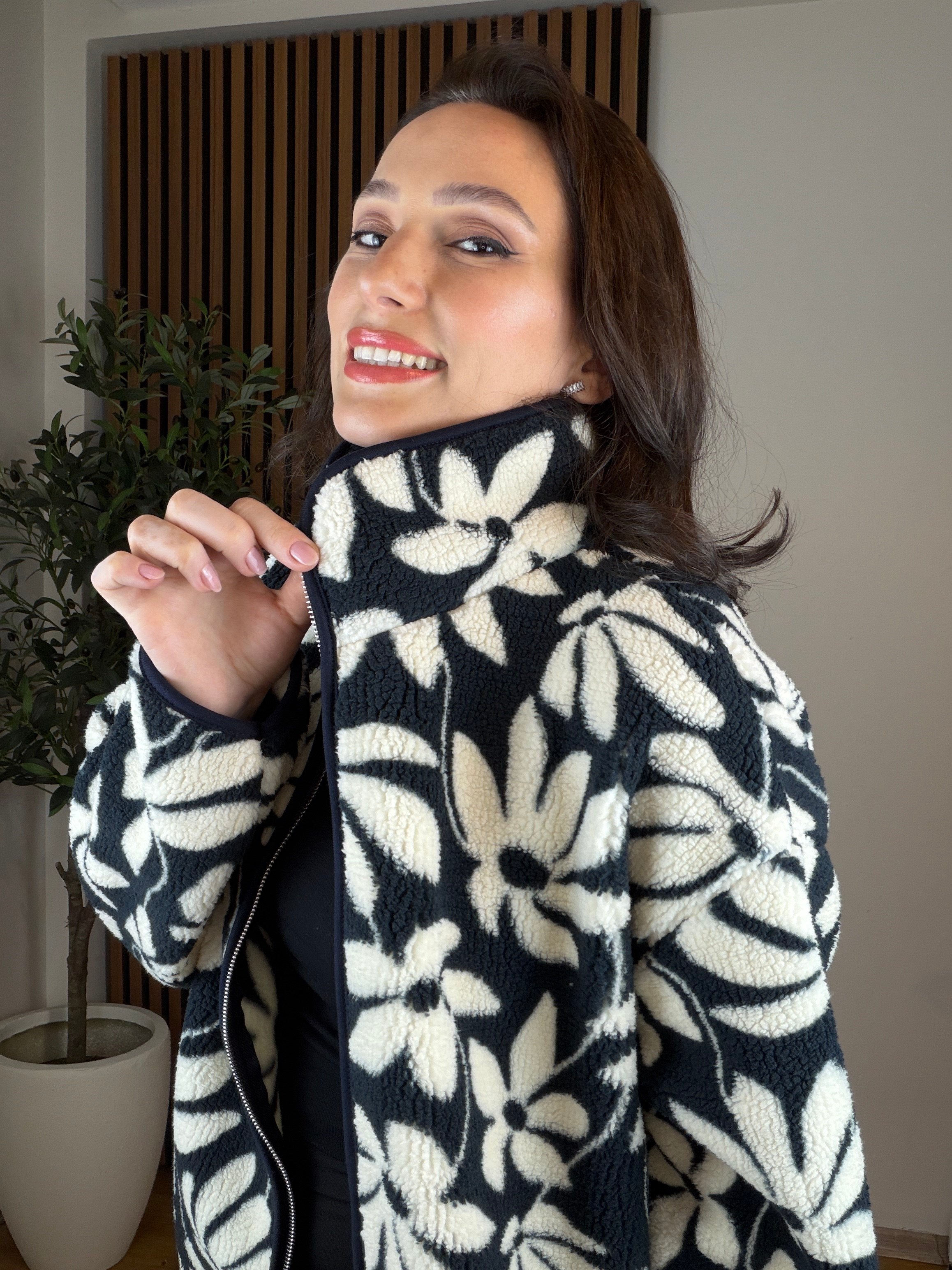 Oysh Model Siyah-Krem Çiçek Desenli Polar Ceket