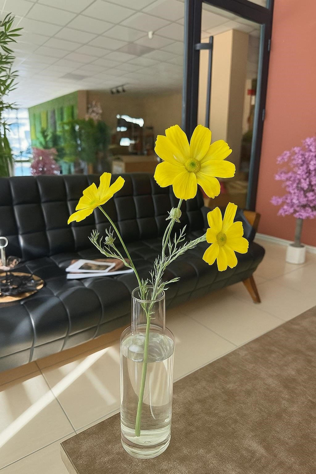 Islak Dokulu 60 cm Yapay Dağ Papatya Çiçeği – Gerçekçi Görünümlü Dekoratif Salon ve Masa Çiçeği