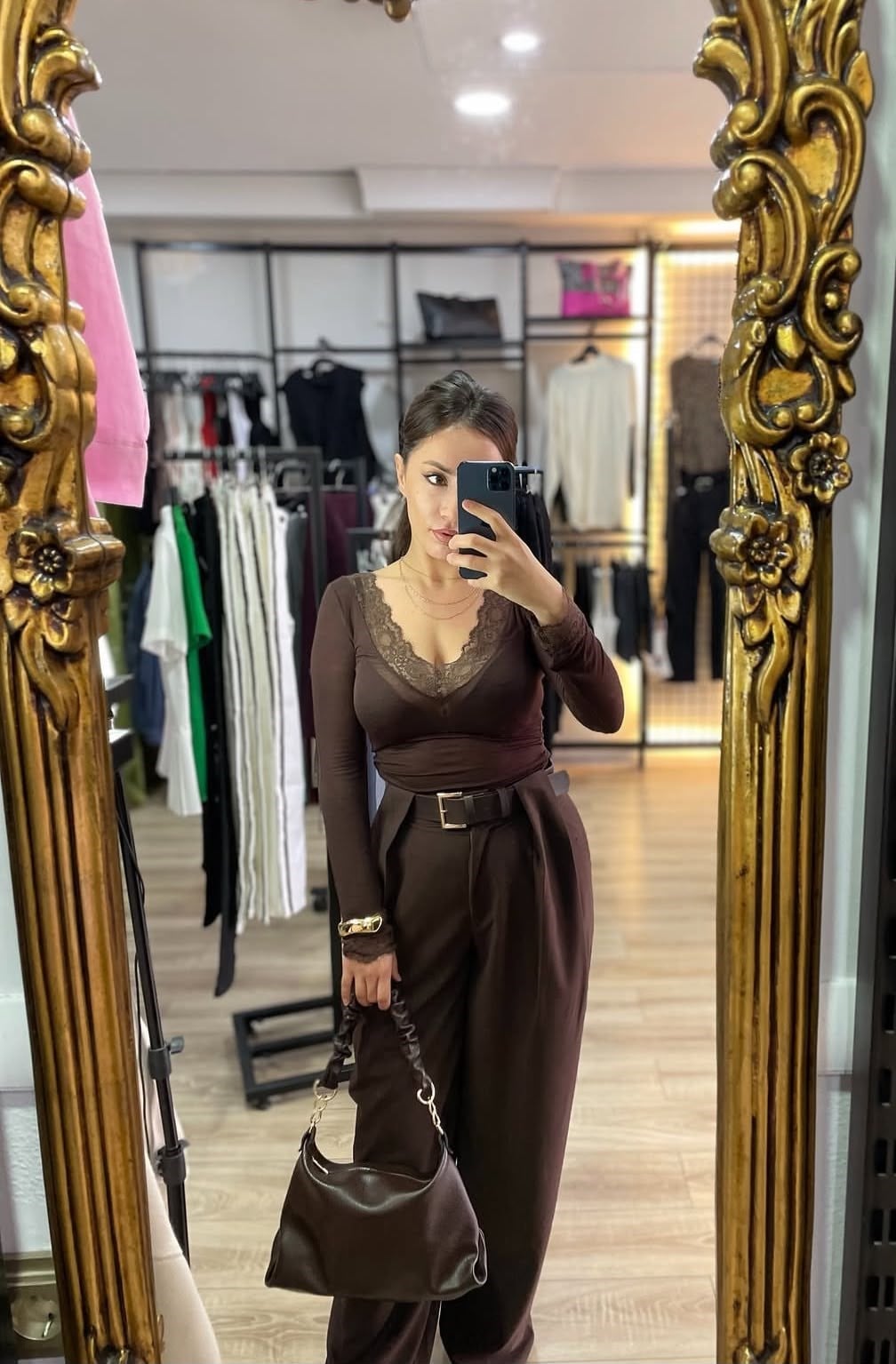 Kahverengi Yakası Dantelli Bluz