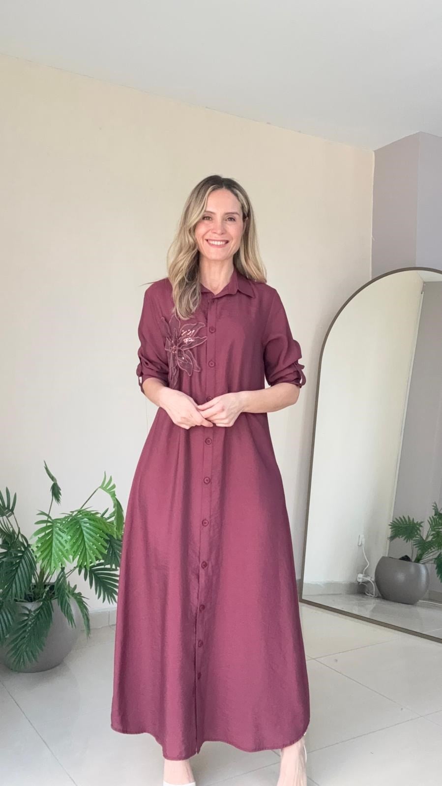 Çiçek Aksesuarlı Tensel Elbise