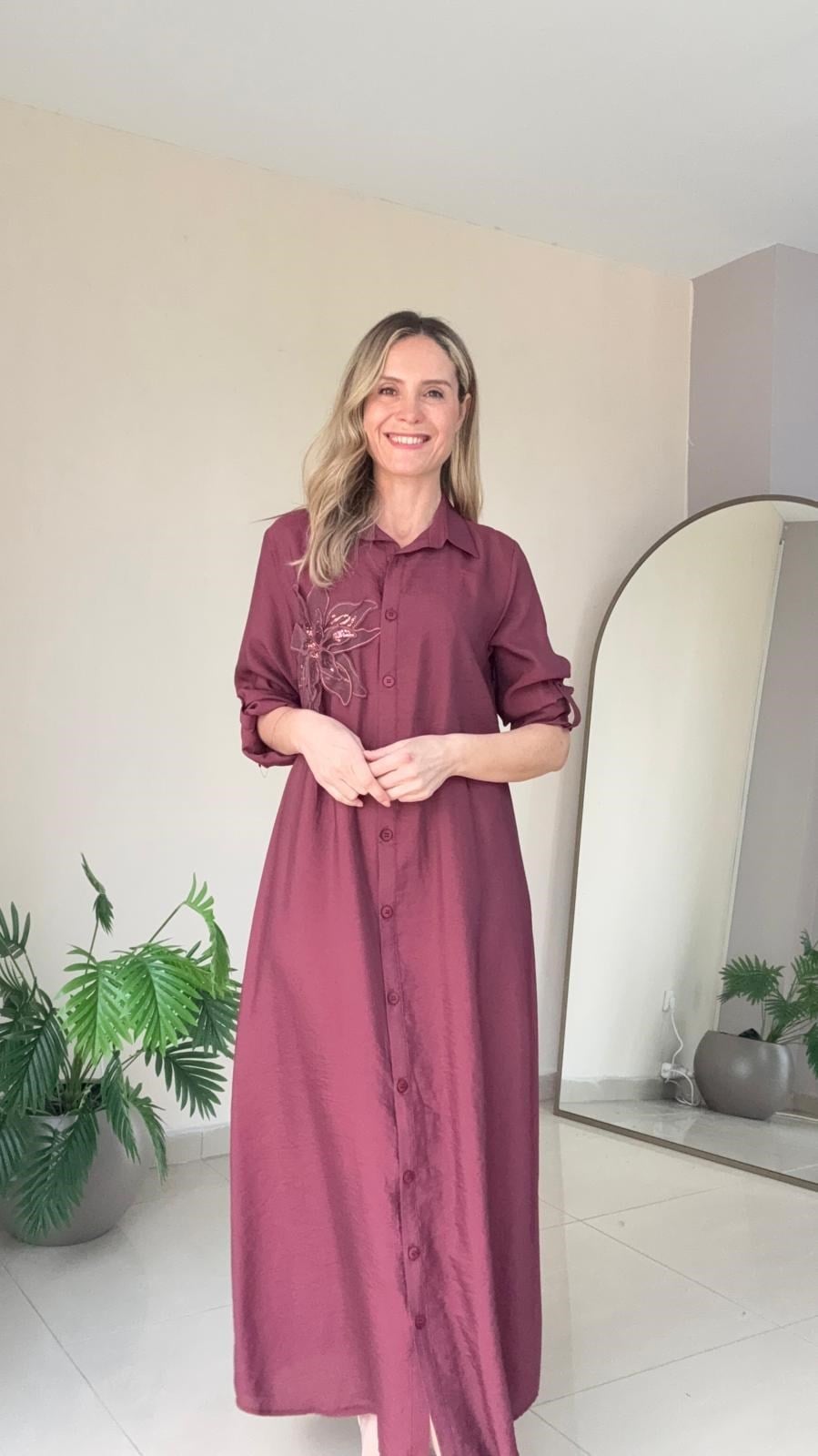 Çiçek Aksesuarlı Tensel Elbise
