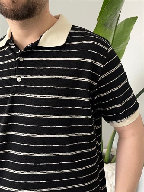 Basic Siyah Düğme Detaylı Çizgili Tişört