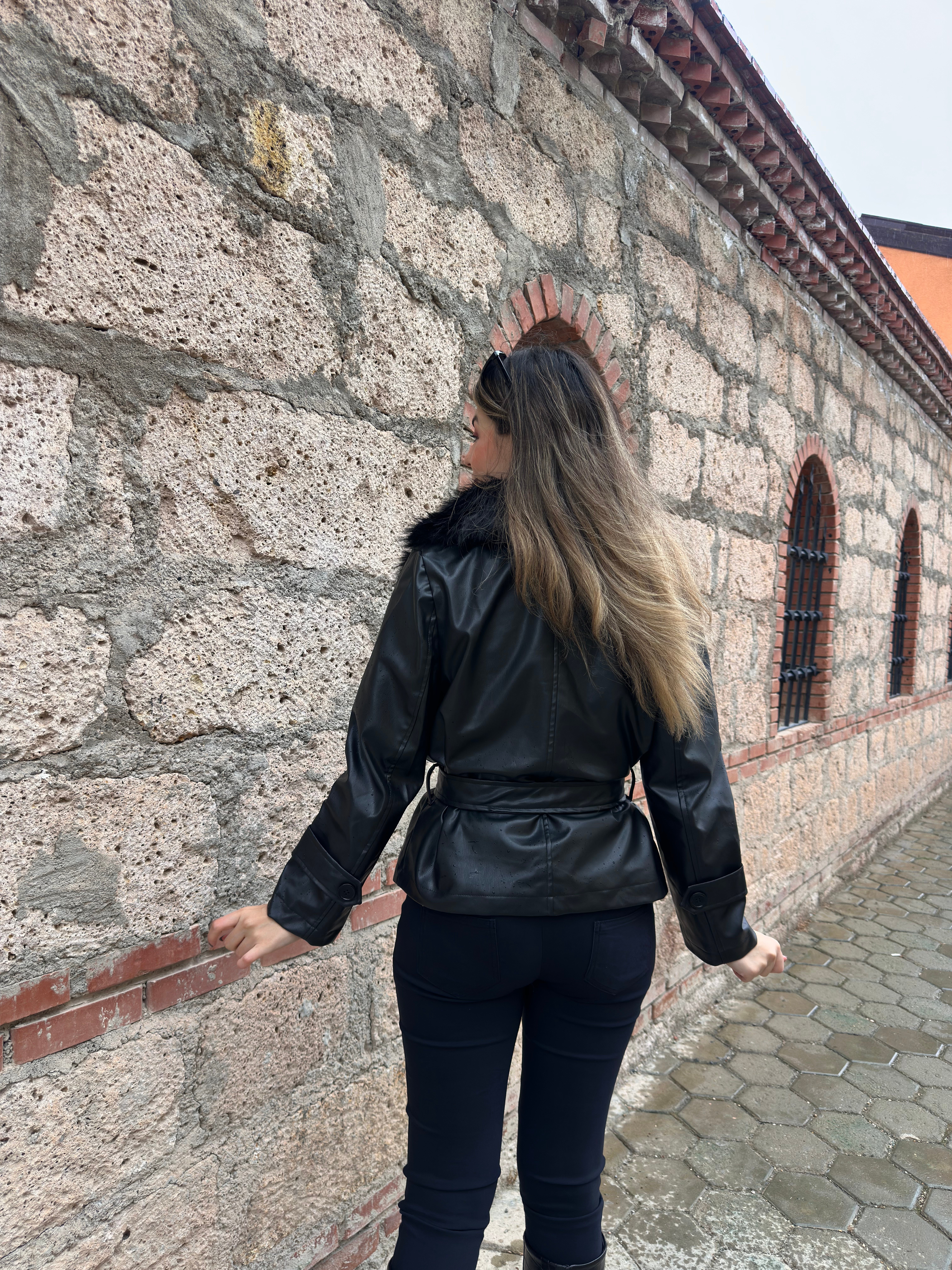 Kürklü Siyah Kuşaklı Deri Ceket