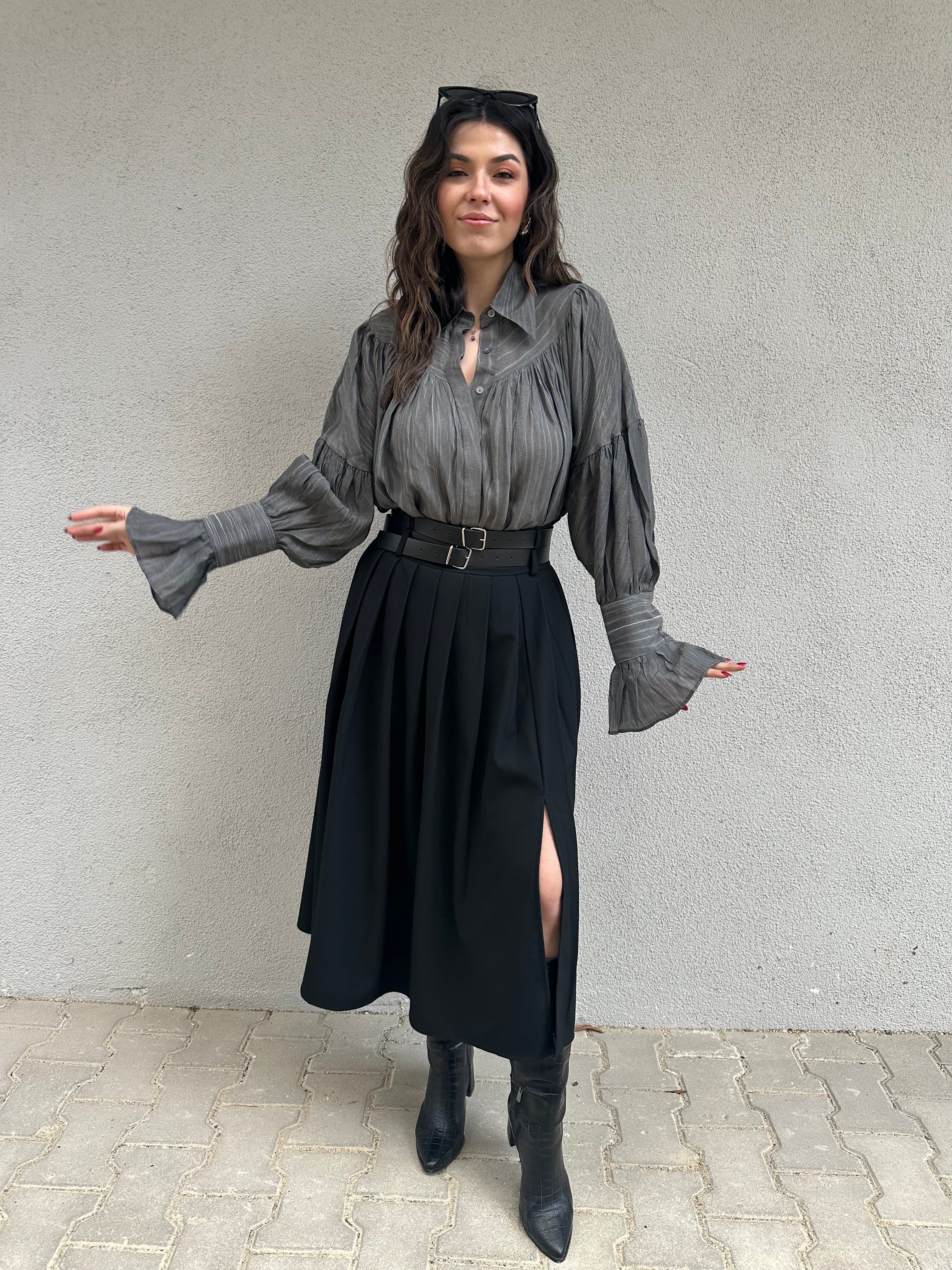 Siyah Yırtmaçlı Kemerli Midi Boy Etek