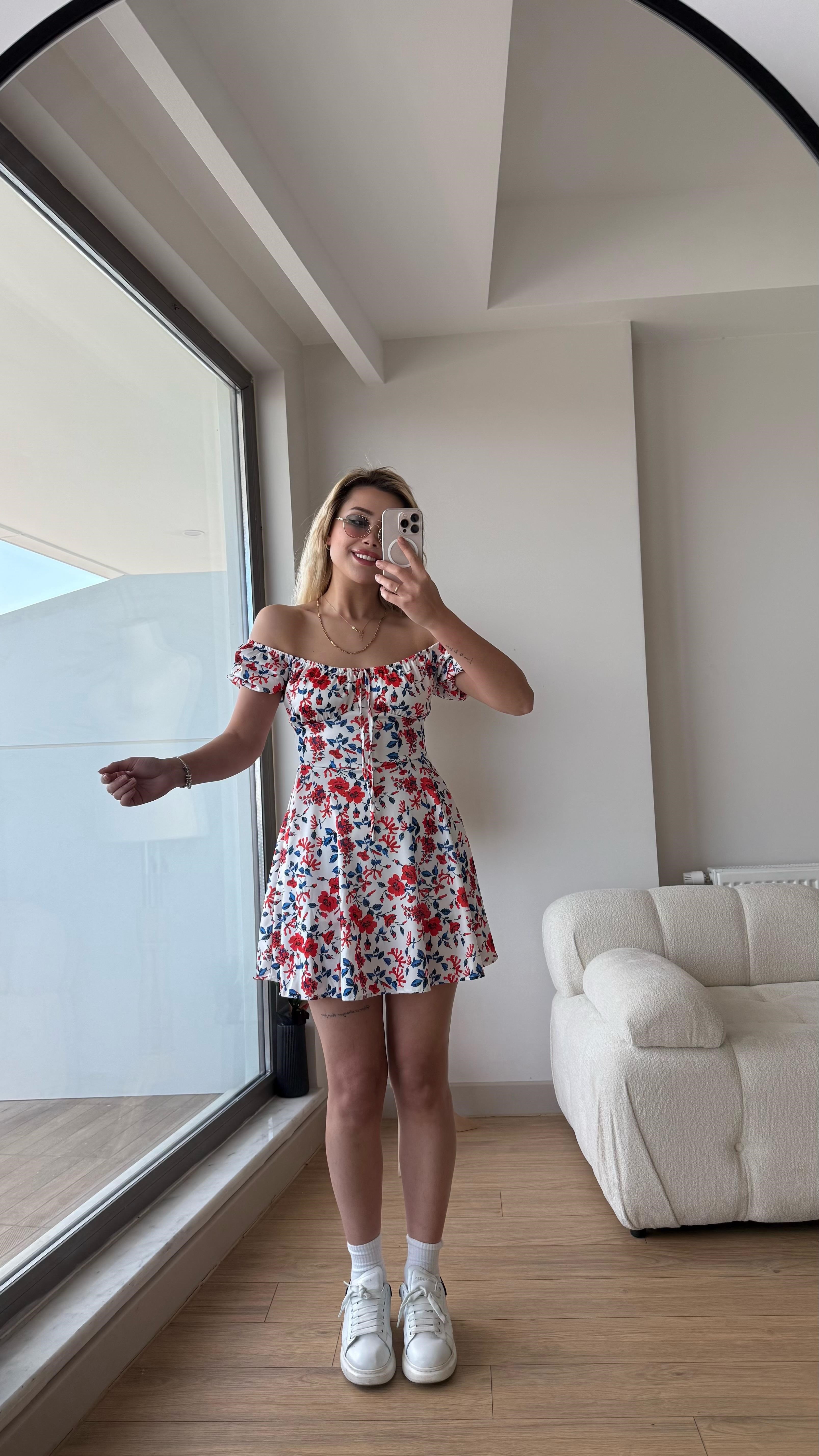 Çiçekli elbise