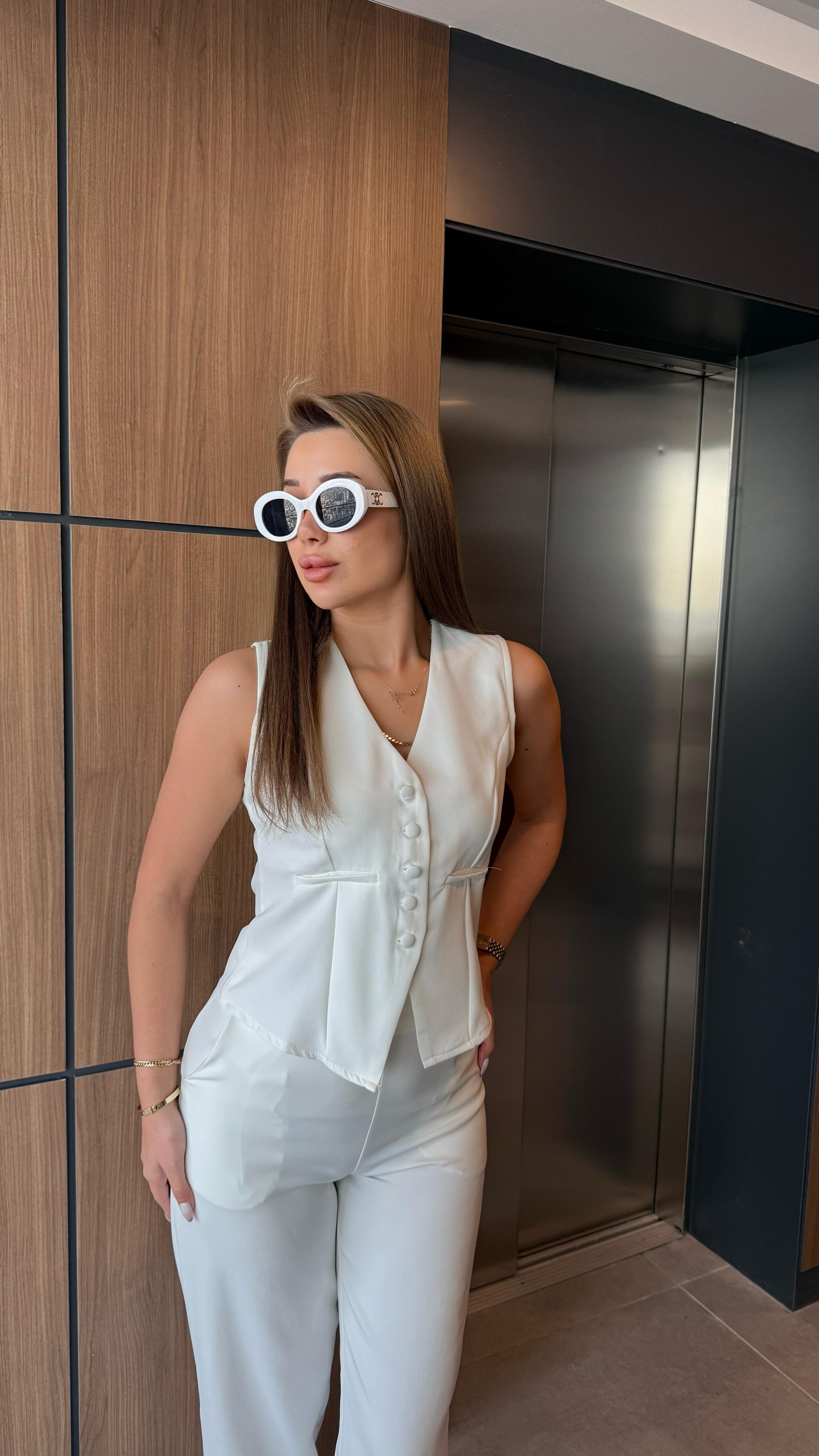 düğmeli takım beyaz