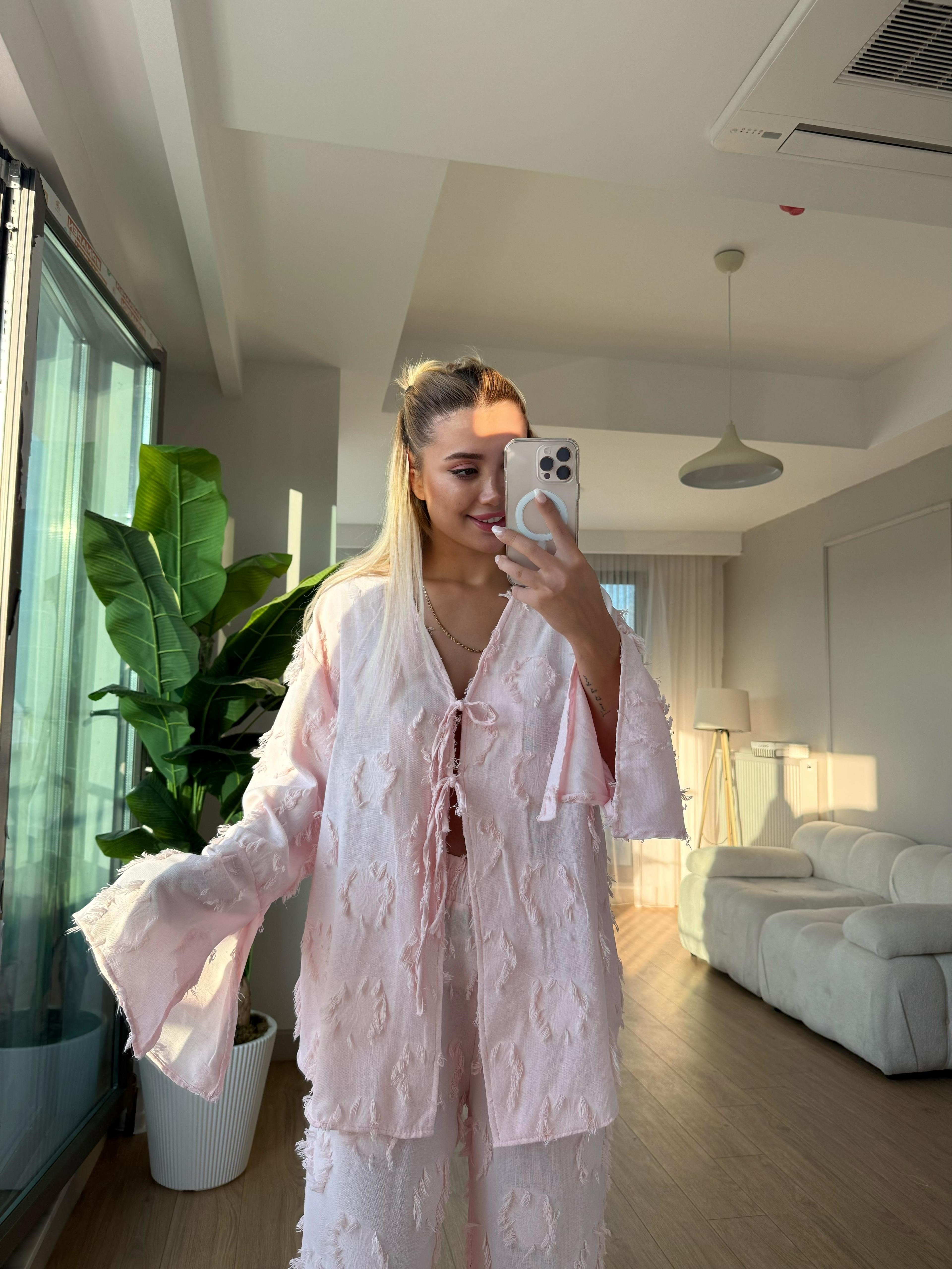 Fiyonklu takım pembe