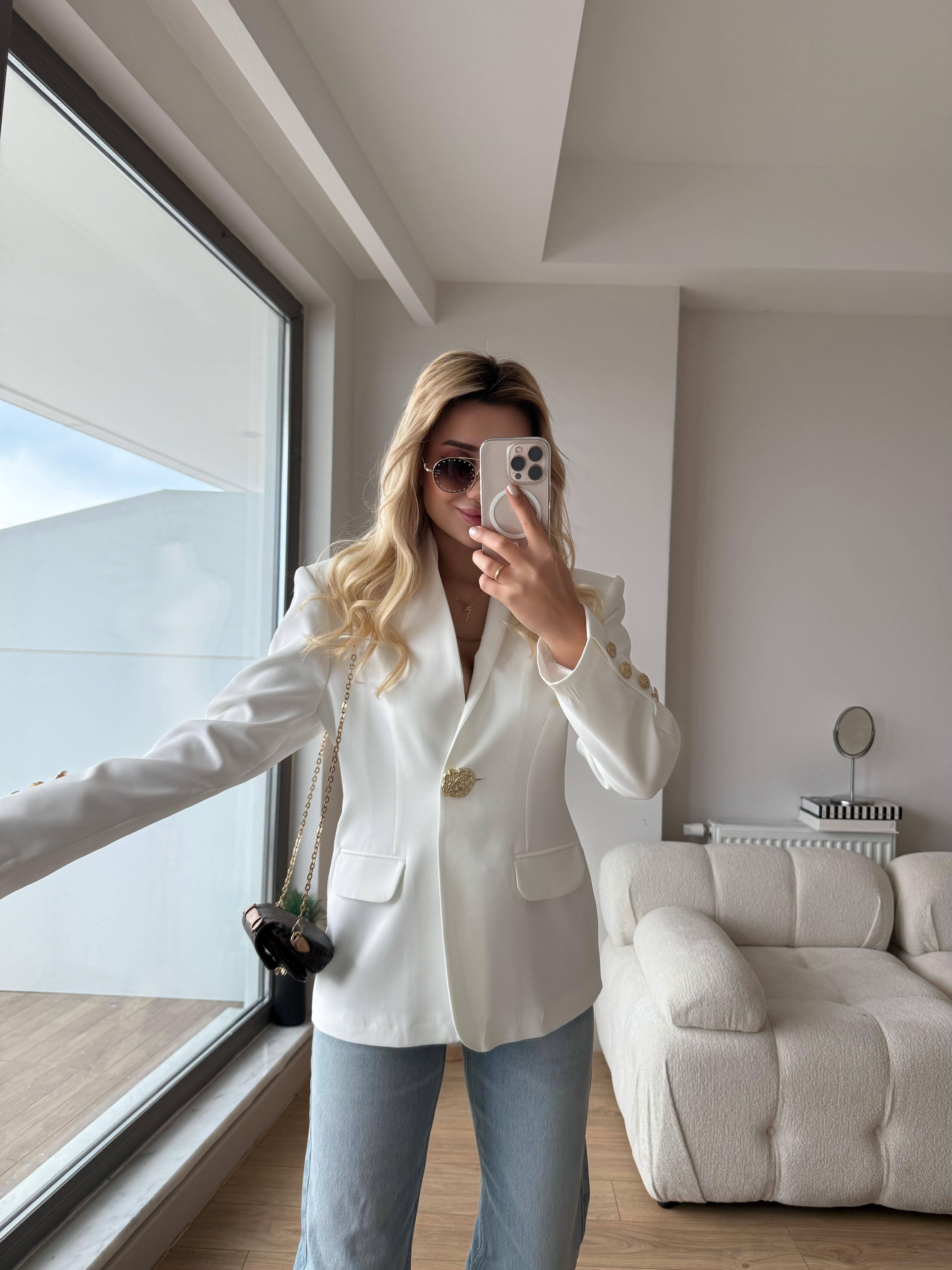 Gold düğme beyaz ceket