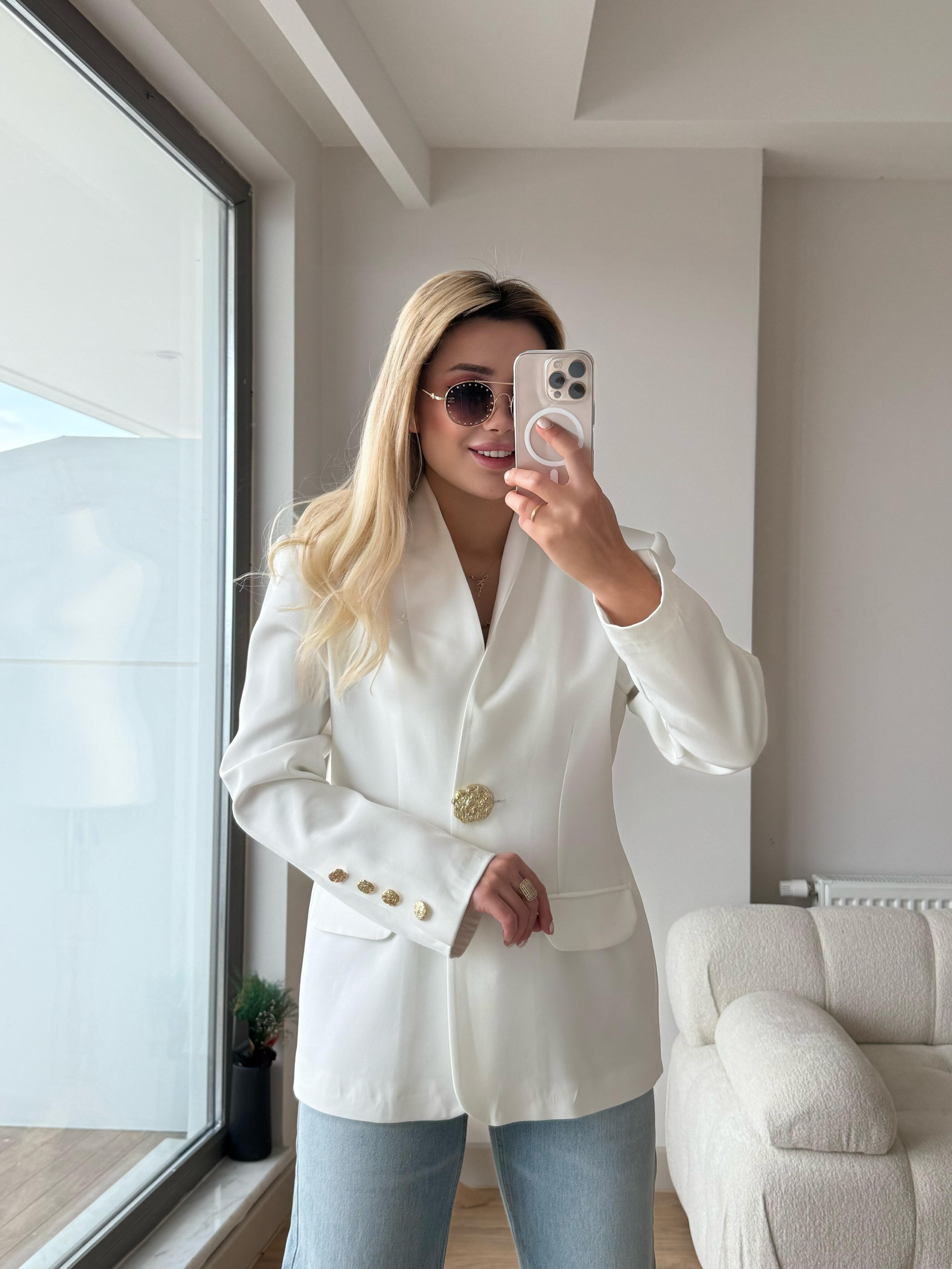 Gold düğme beyaz ceket