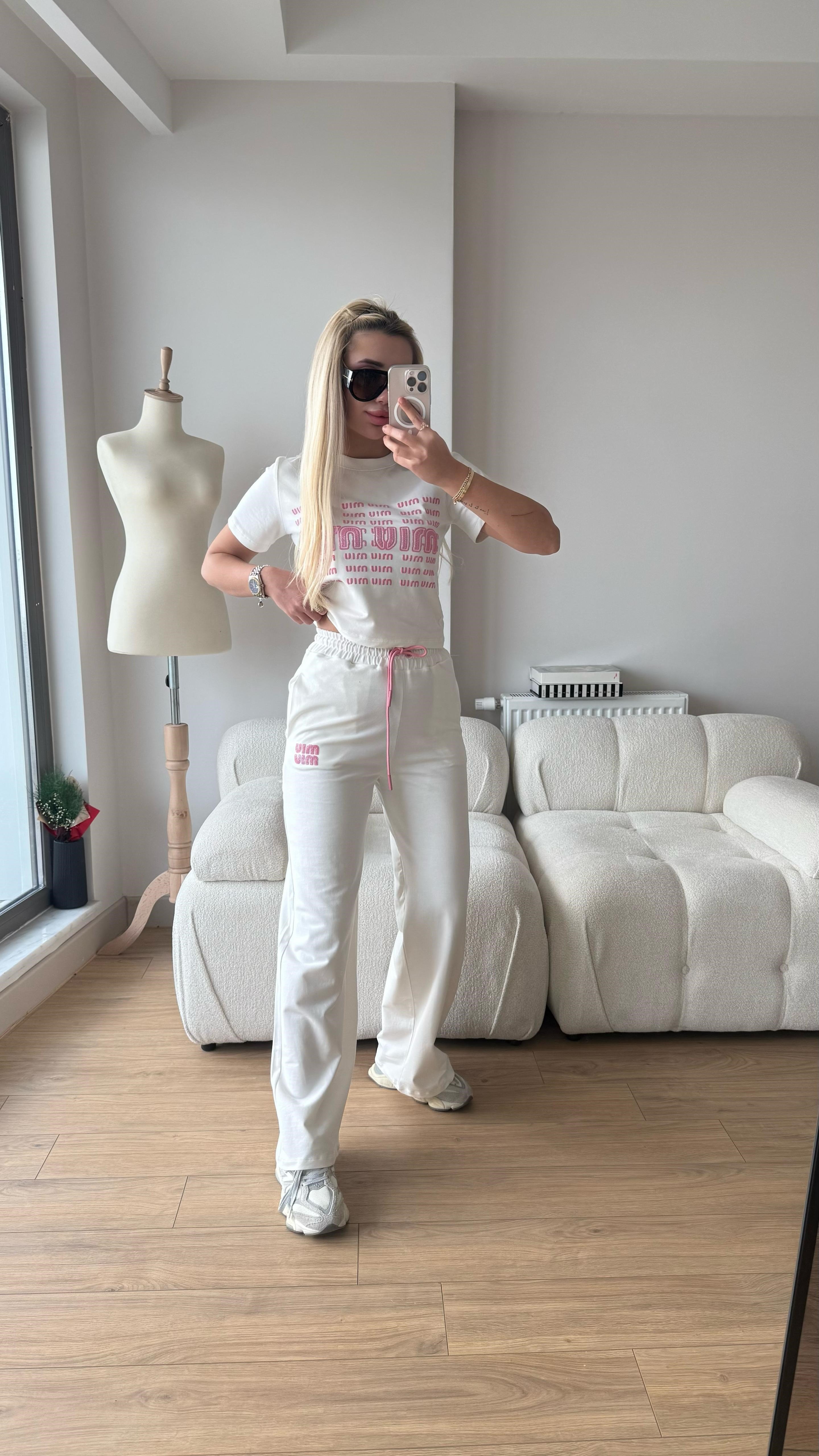 pink takım beyaz