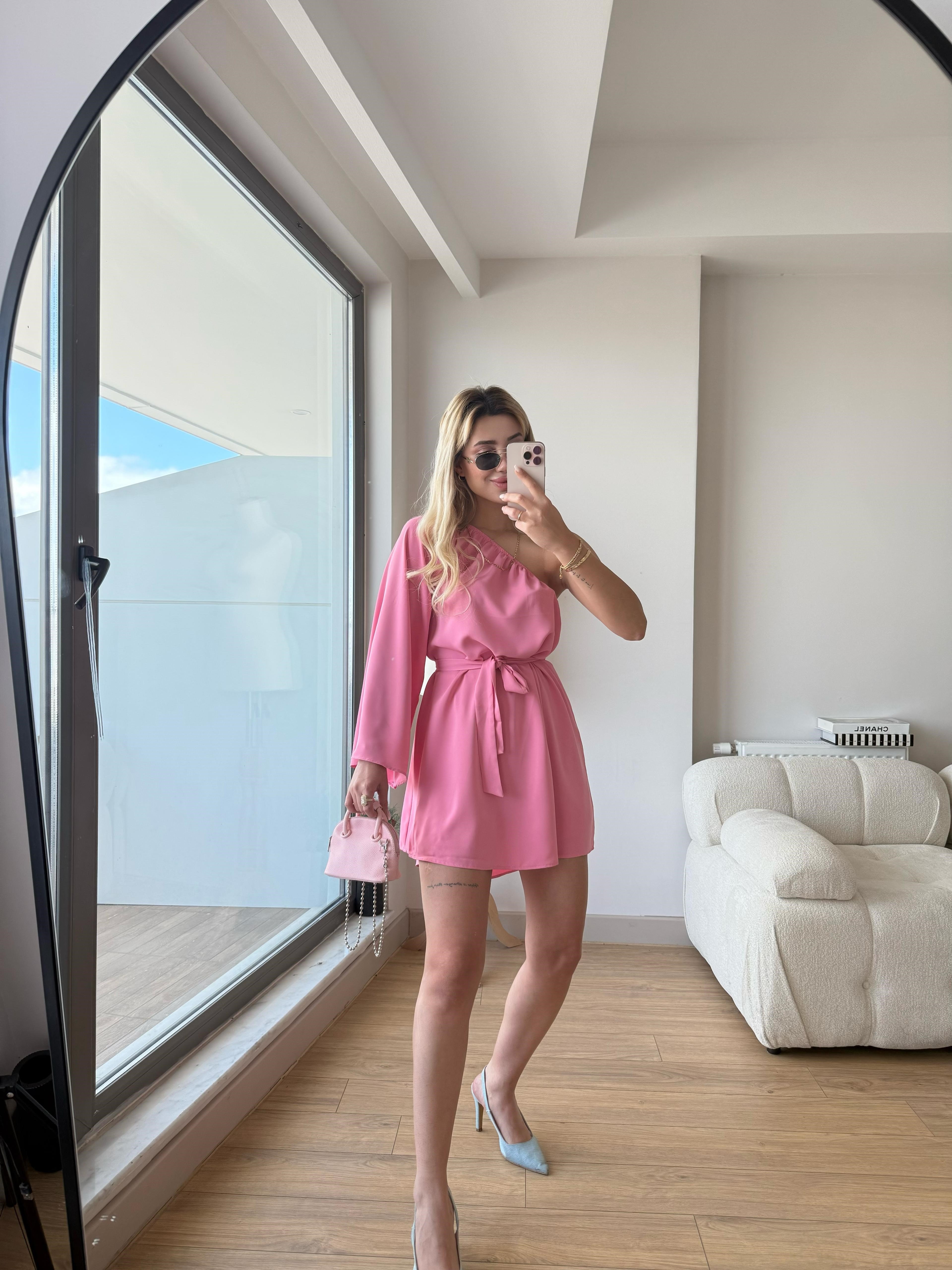 Tek omuz takım pembe