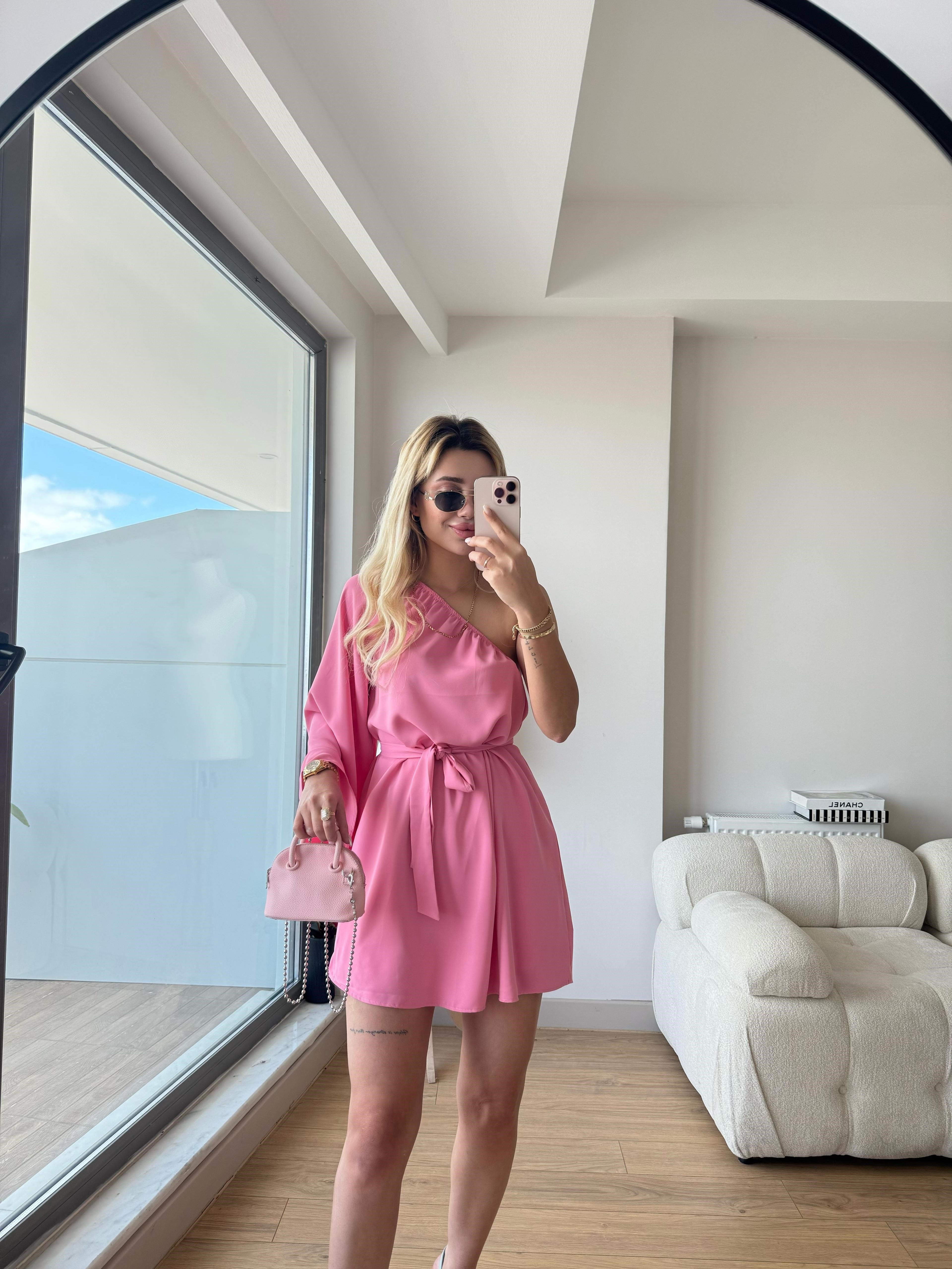 Tek omuz takım pembe