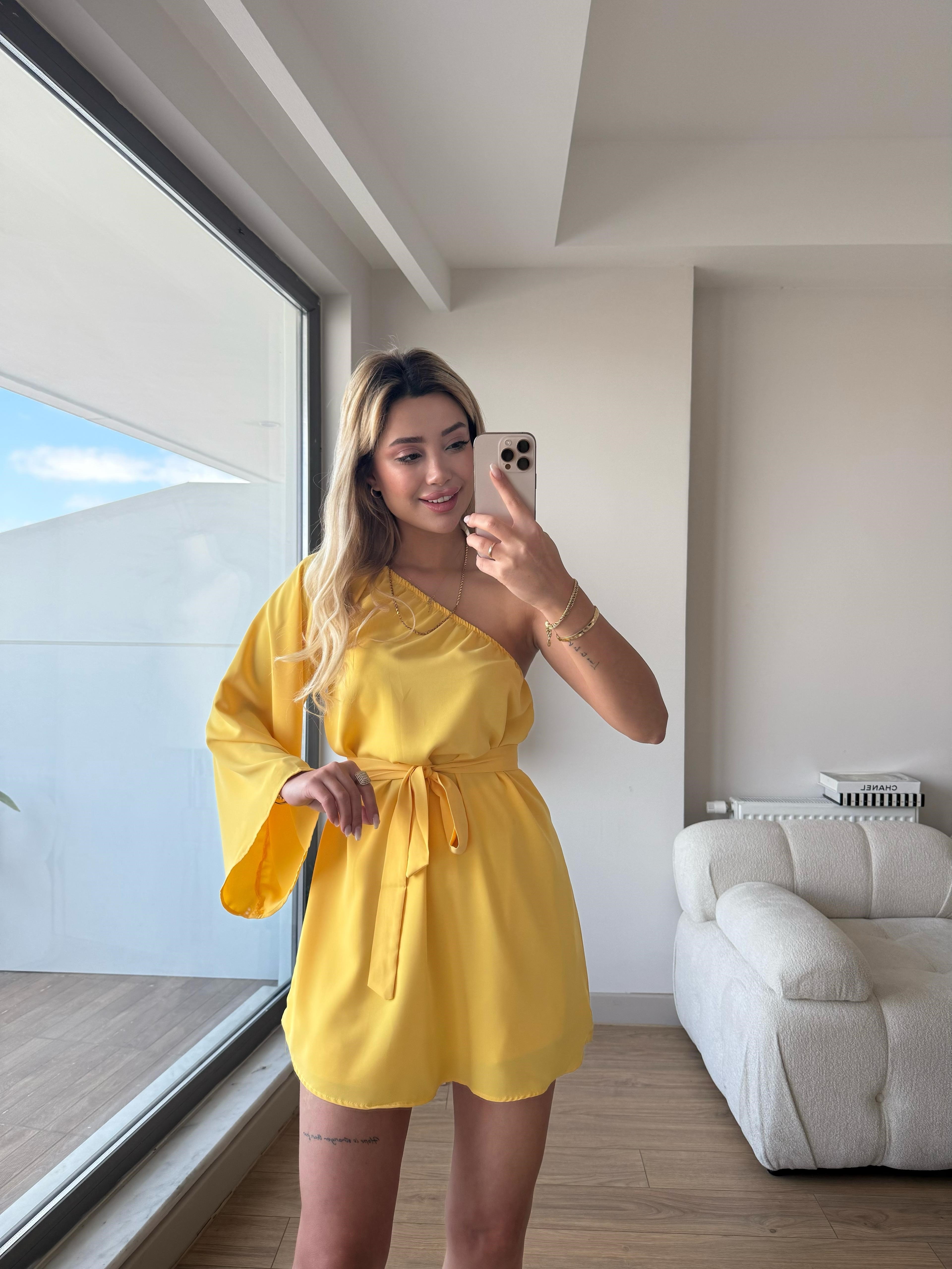 Tek omuz takım sarı