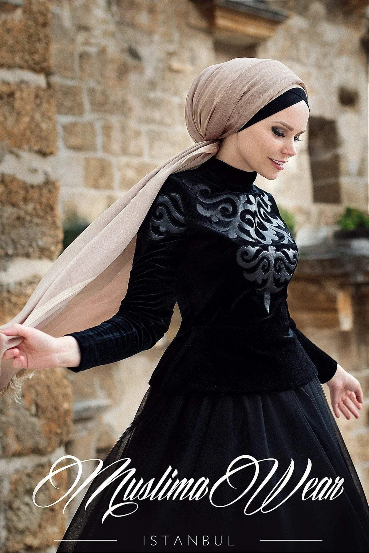 Black Crown Boğazlı Deri Aplike ve Nakış Desenli Kadife Bluz