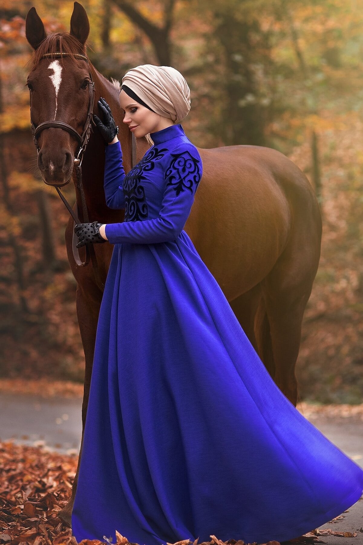 Maria Royal Blue Siyah Oryantal İşlemeli Boğazlı Sprint Kumaş Elbise
