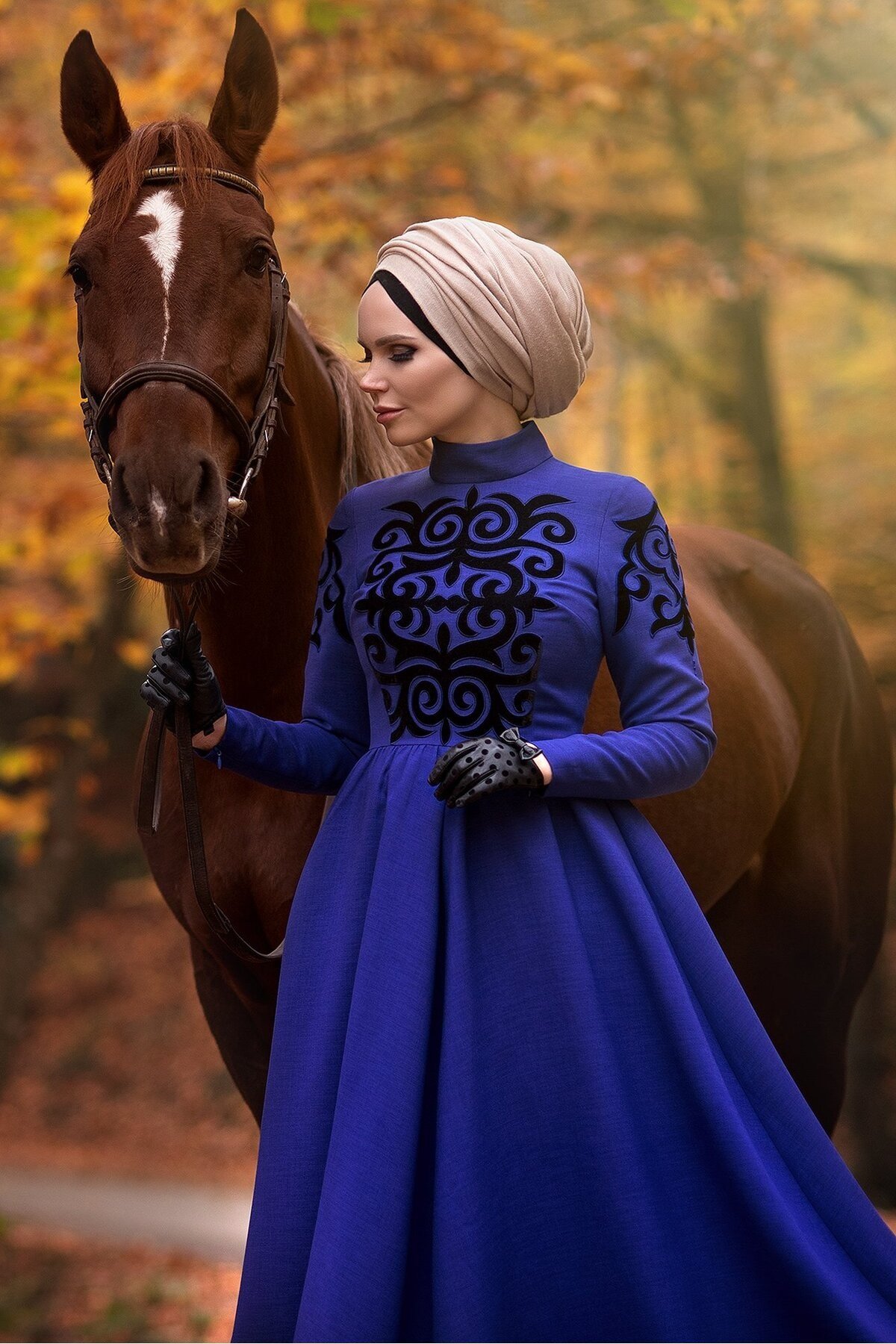 Maria Royal Blue Siyah Oryantal İşlemeli Boğazlı Sprint Kumaş Elbise