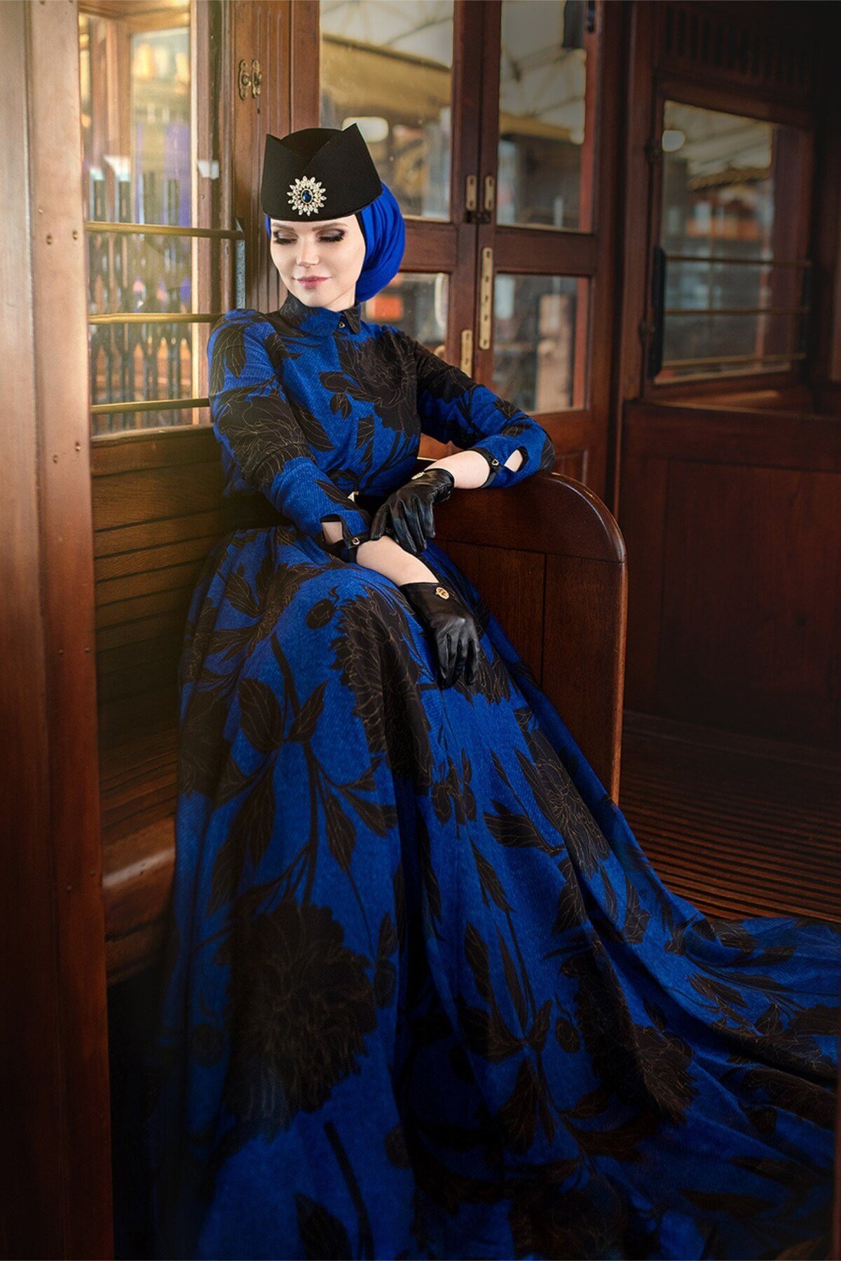 Peony Blue Polo Yaka Siyah ve Altın Yaprak Desenli Şifon Elbise