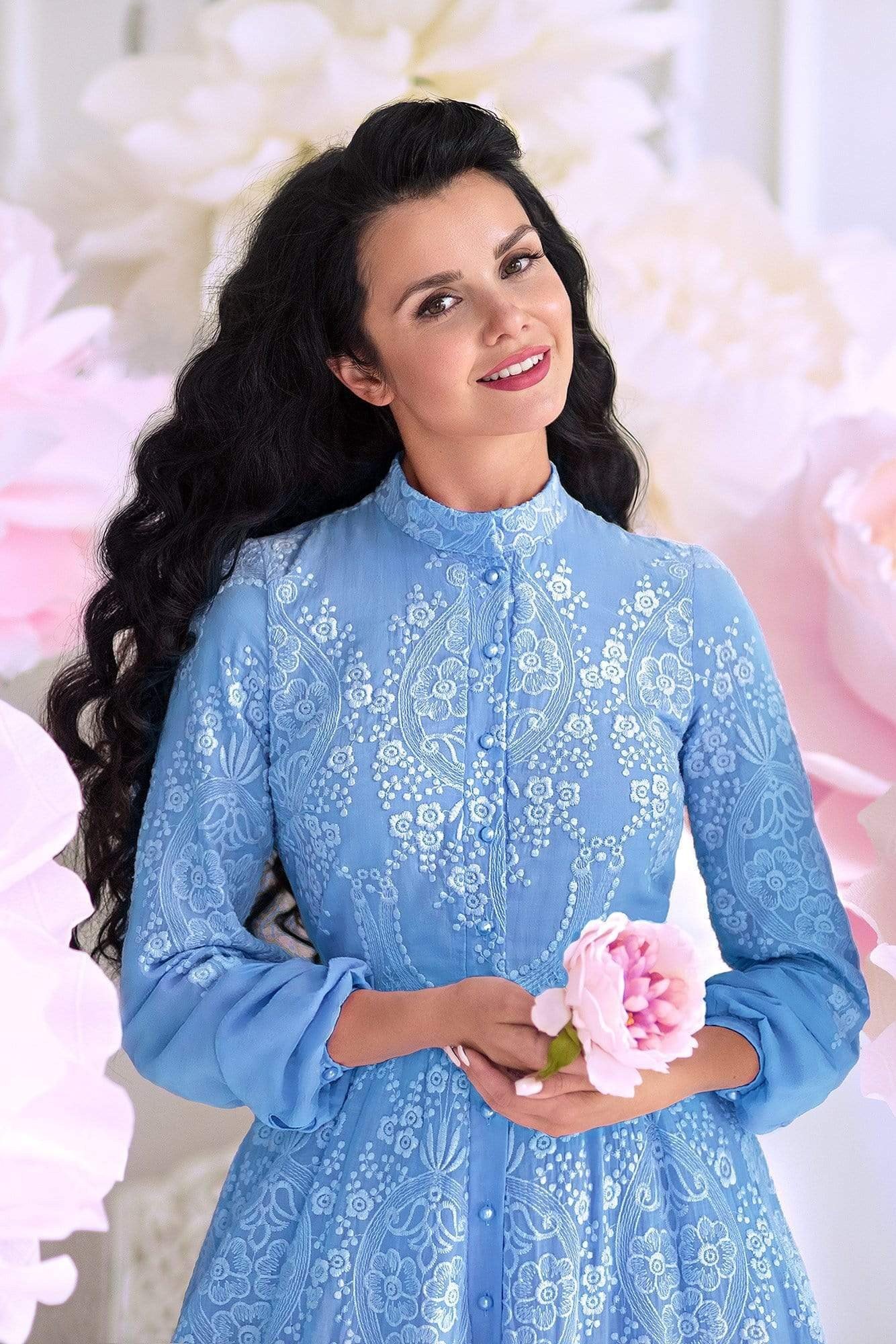 Perla Blu Mavi inci Düğmeli Beyaz Çiçek Desenli Nakışlı  Elbise