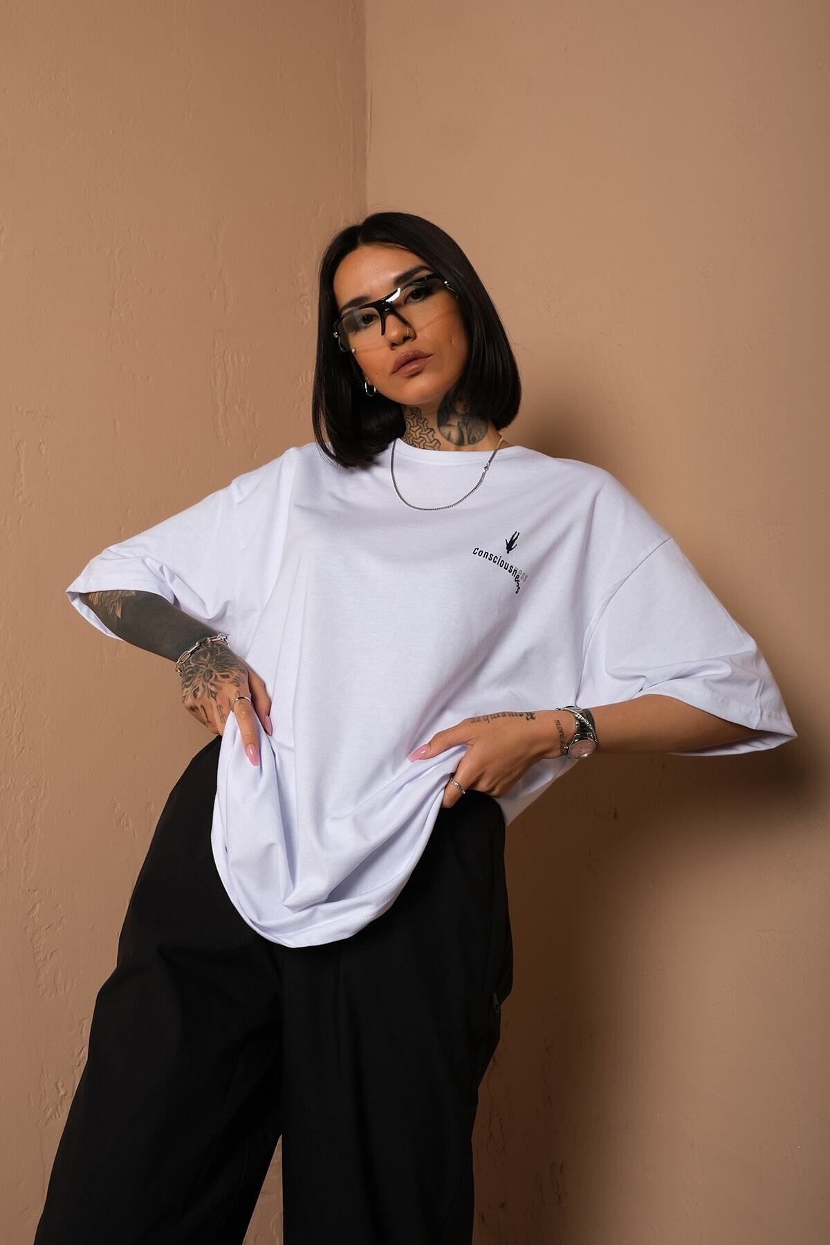 Unisex Beyaz Oversize Consciousness (BİLİNÇ) Baskılı Techno T-shirt