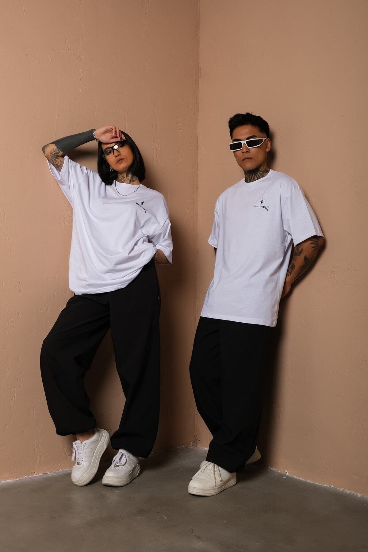 Unisex Beyaz Oversize Consciousness (BİLİNÇ) Baskılı Techno T-shirt