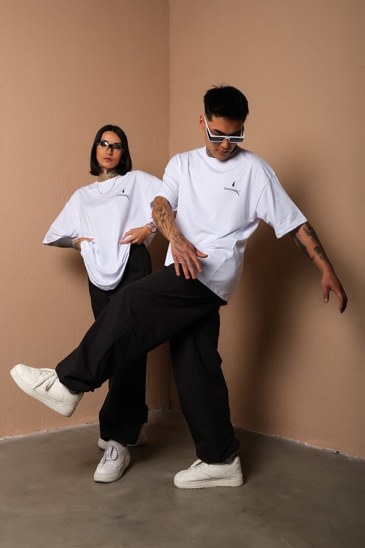 Unisex Beyaz Oversize Consciousness (BİLİNÇ) Baskılı Techno T-shirt