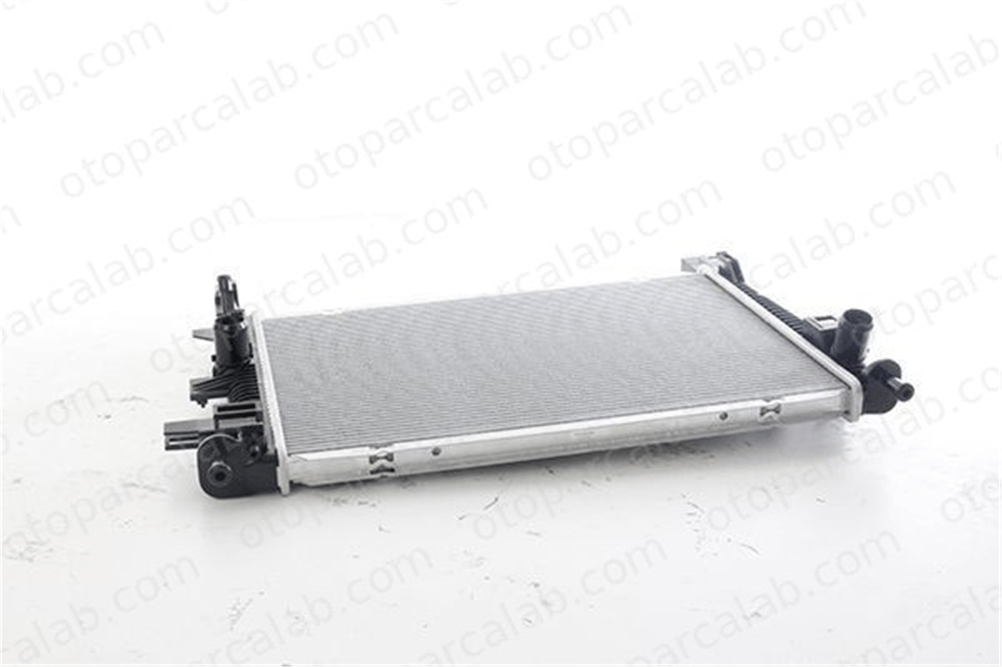 BSG 30-520-039 Su Radyatörü FORD C-MAX II FOCUS III 3302130101233021301010 1889730