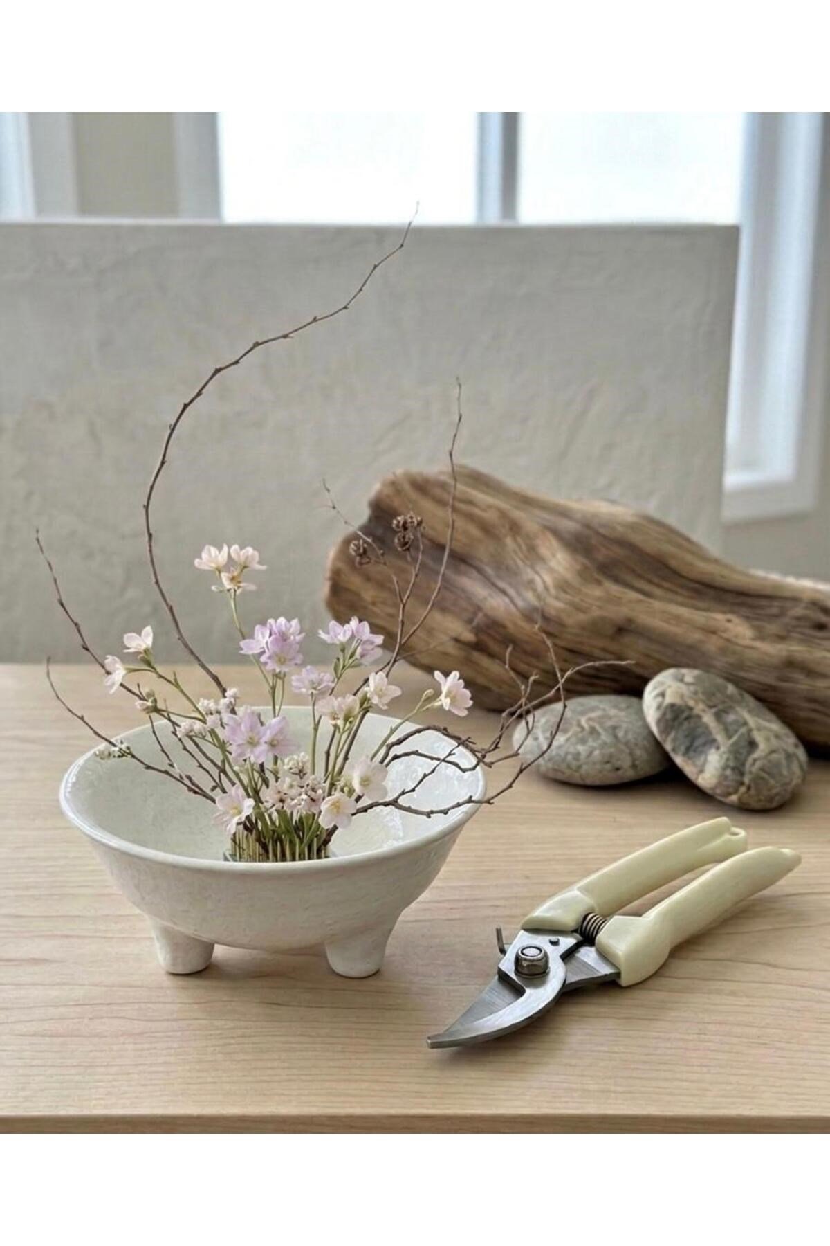 Anneler günü özel Kokoro İkebana Kiti - Beyaz minimal seri- Handmade seramik ayaklı kase, kalp form mini kenzan, budama makası )İkebana uygulama ve anneler günü kartıyla, özel tasarım kutusunda.