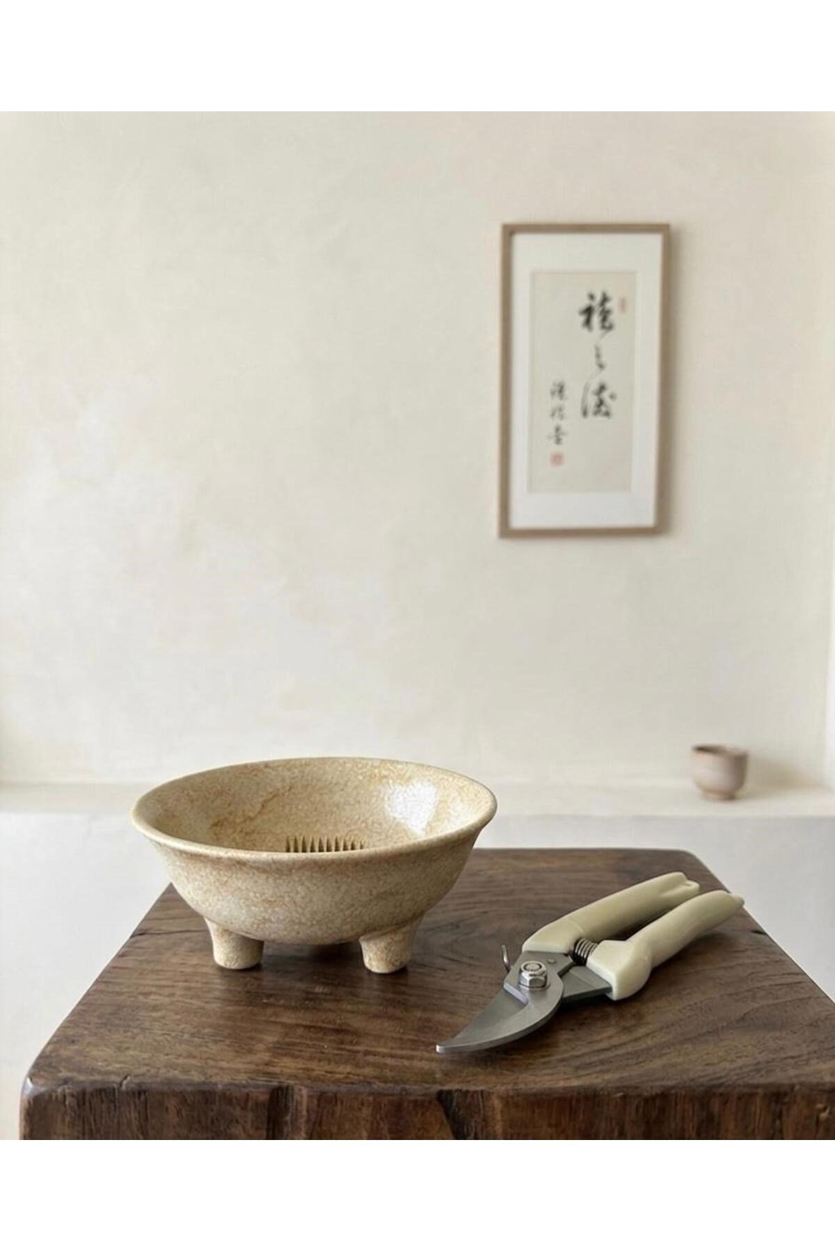 Anneler günü özel Kokoro İkebana Kiti - Toprak seri- Handmade seramik ayaklı kase, kalp form mini kenzan, budama makası )İkebana uygulama kartıyla, özel tasarım kutusunda.