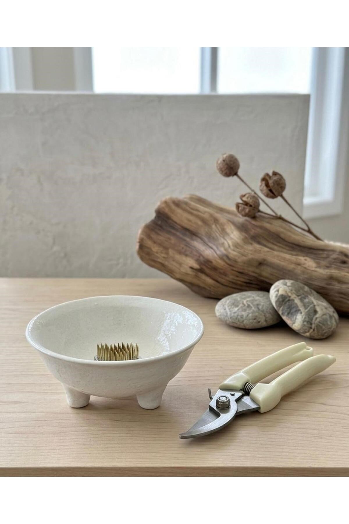 Anneler günü özel Kokoro İkebana Kiti - Beyaz minimal seri- Handmade seramik ayaklı kase, kalp form mini kenzan, budama makası )İkebana uygulama ve anneler günü kartıyla, özel tasarım kutusunda.