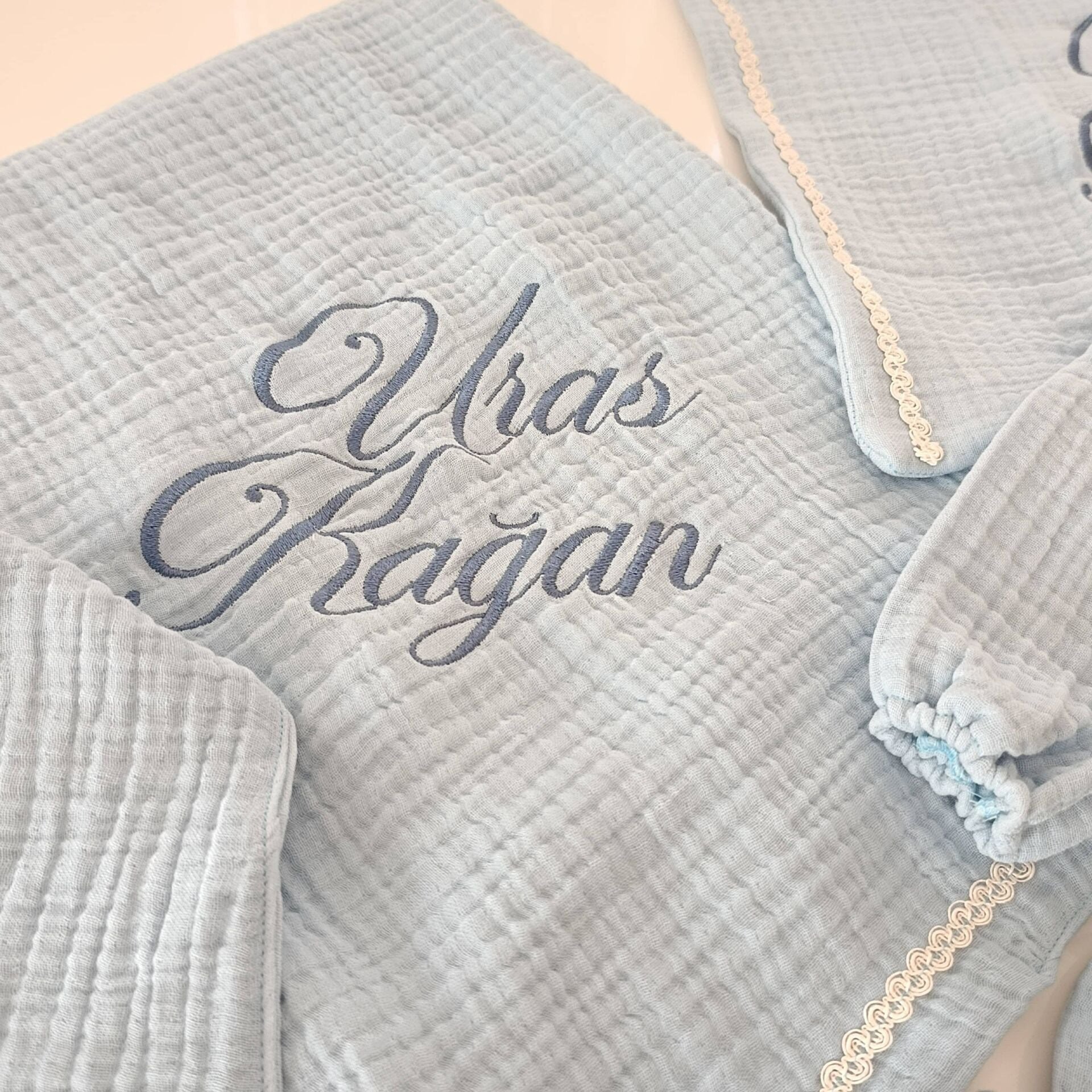 6 Parça Müslin Set – İsme Özel Nakışlı | Hastane Çıkışı, Yenidoğan Hediyesi, %100 Pamuk