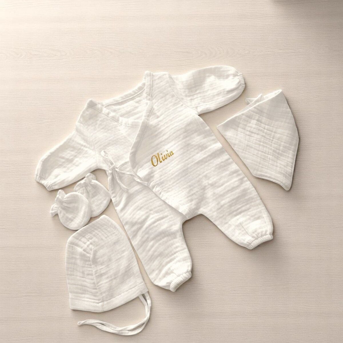 İsme Özel Yenidoğan Hastane Çıkış Seti – 6 Parça Kişiye Özel Müslin Bebek Ürünleri