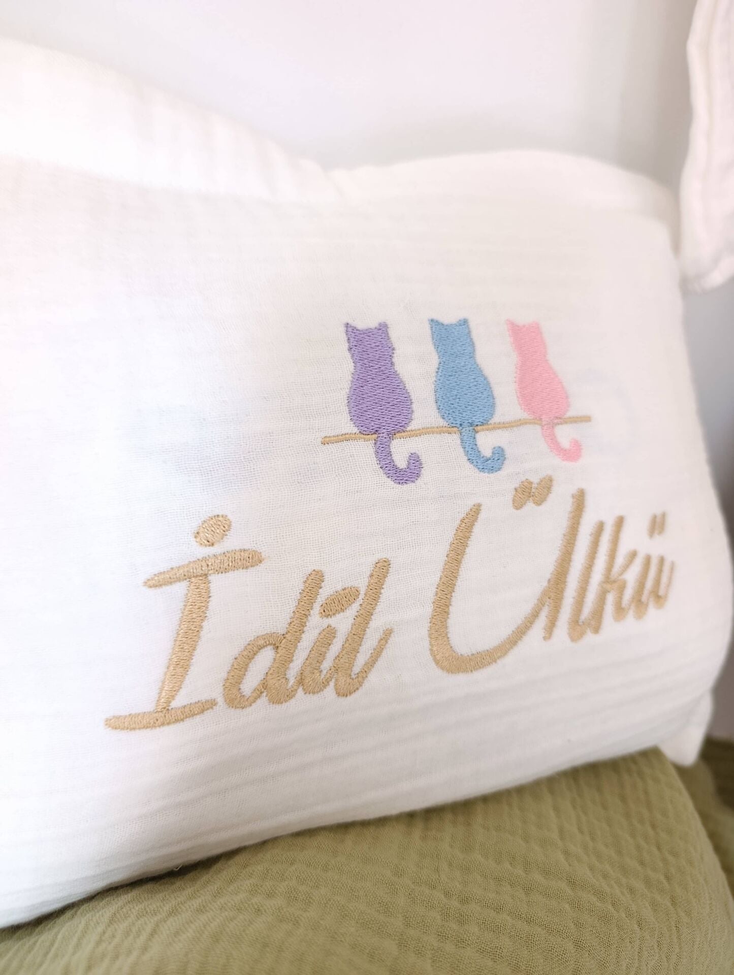 Kedi Nakışlı Kişiye Özel Müslin Bebek Seti