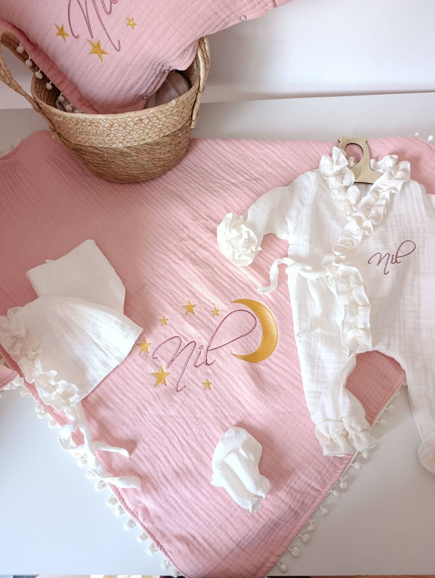 Pembe Ekru 7 Parça 4 Kat Müslin Bebek Seti – İsim Nakışlı