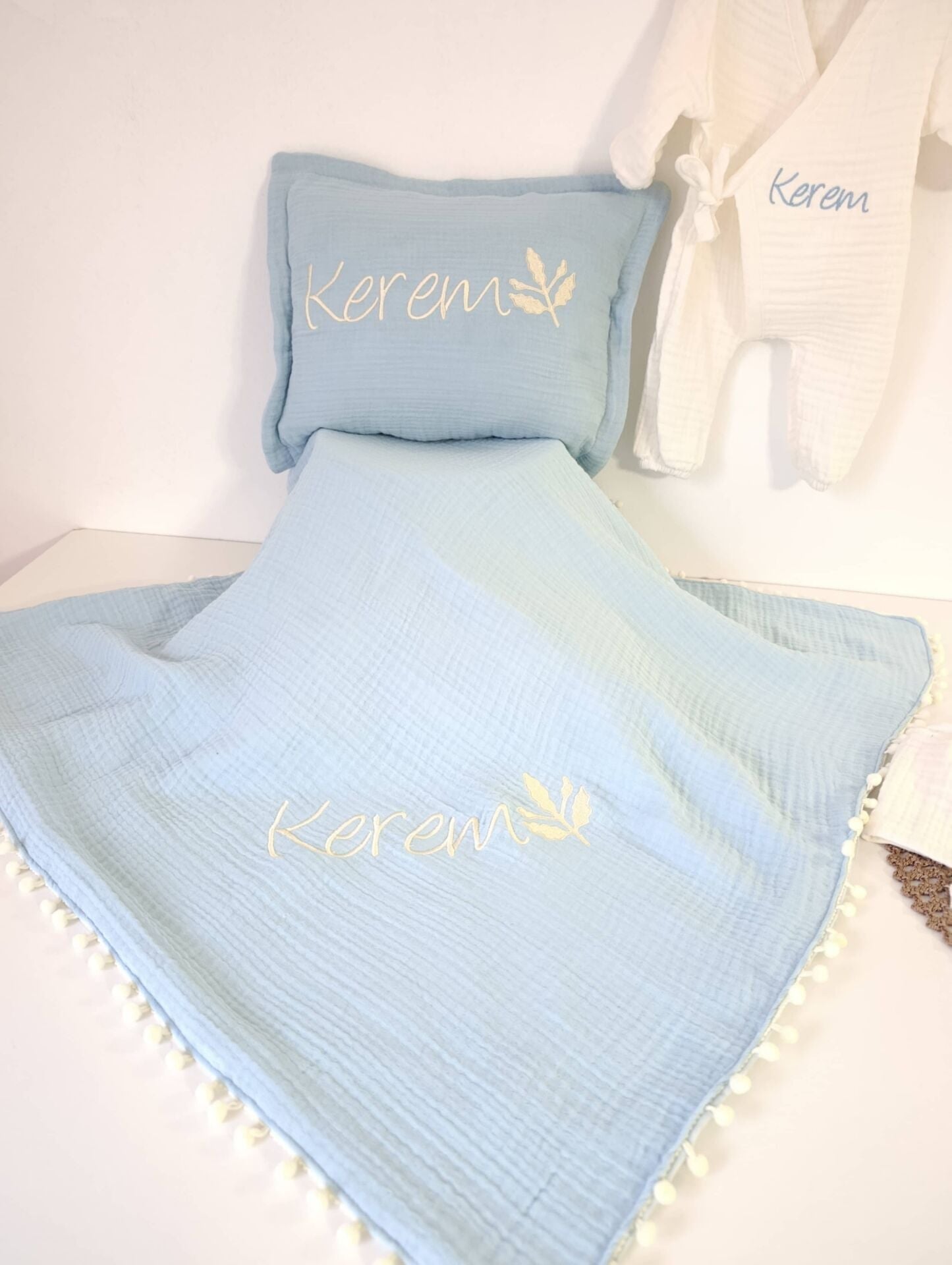 Yaprak Nakışlı İsimli Müslin Bebek Seti (Mavi & Ekru - 6 Parça)