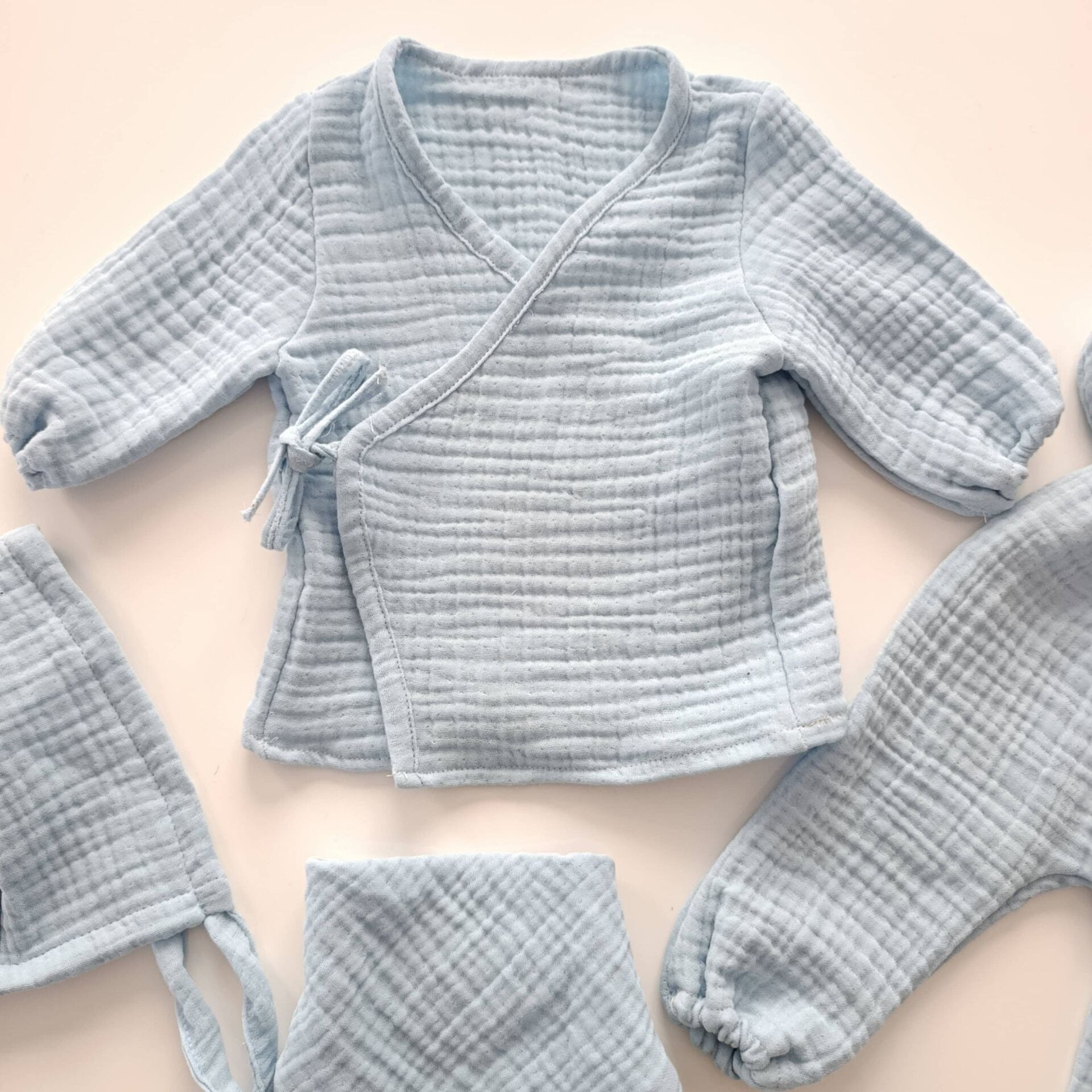 Yenidoğan Mavi Müslin Bebek Takımı – %100 Pamuk 5 Parça Kimono Model