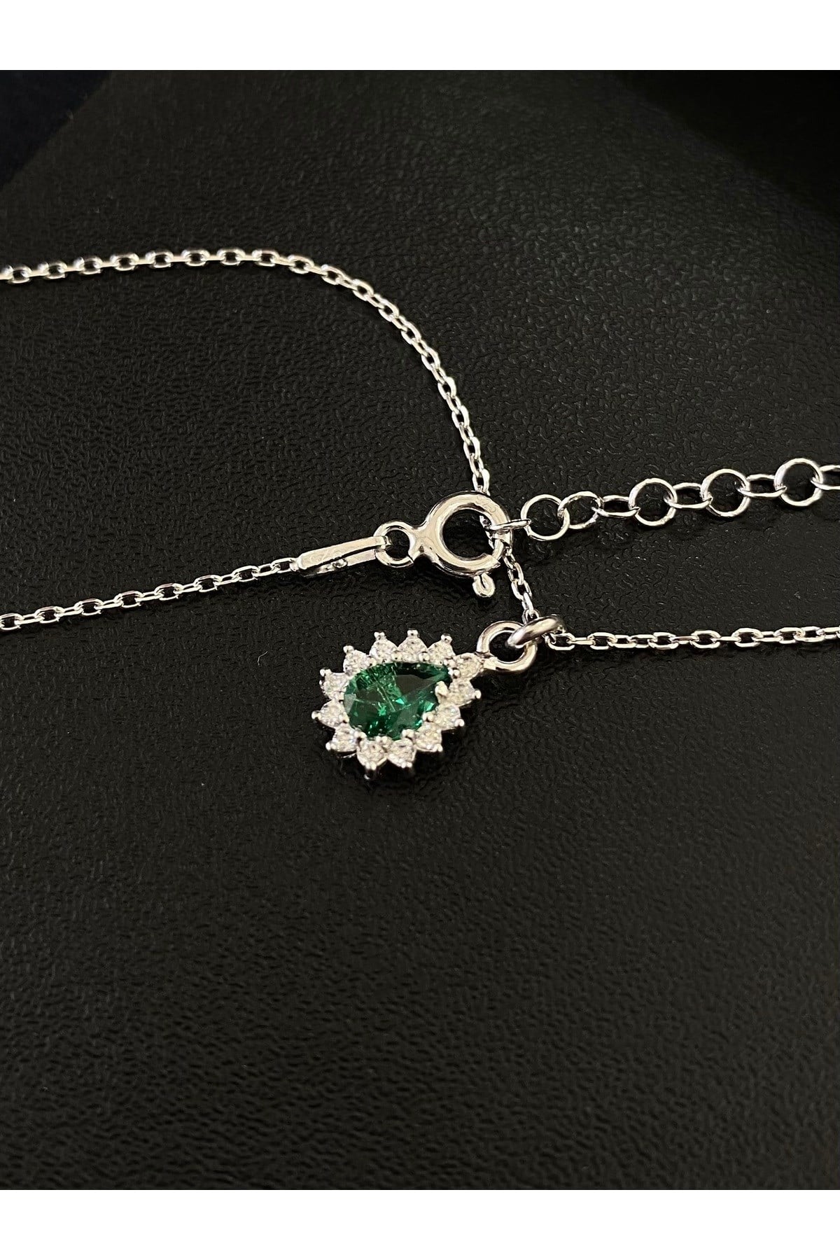925 Ayar Gümüş Yeşil Taşlı Damla Modeli Kadın Kolye (40+5CM)