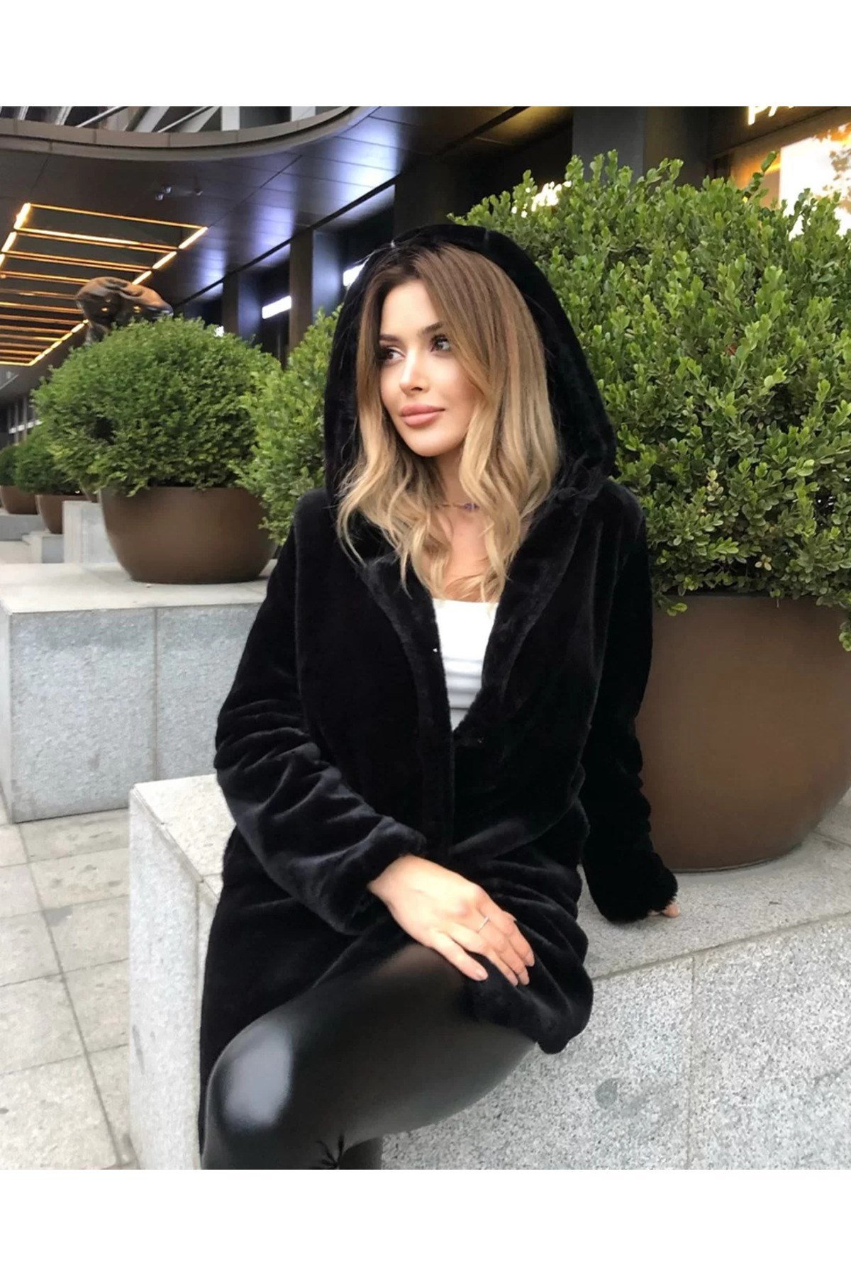 Peluş Kapşonlu Yumoş Kürk Kaban Mont
