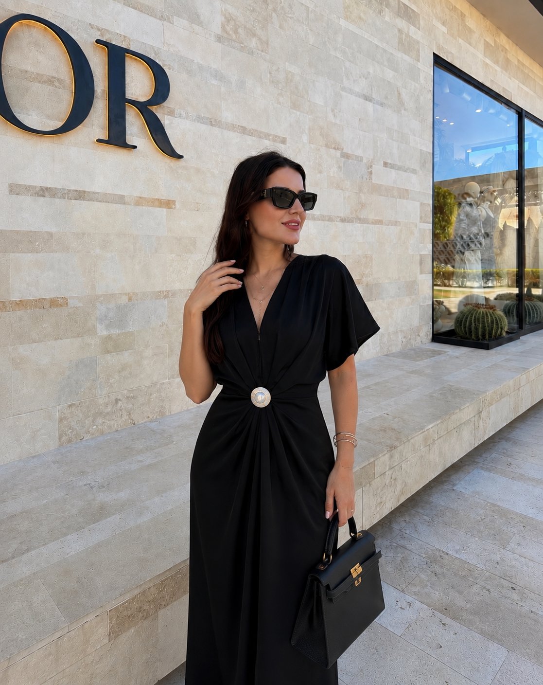 Siyah Düşük Omuz Broş Detaylı Saten Elbise