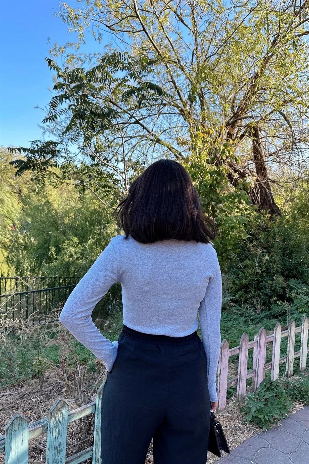Kadın Gri Yuvarlak Yaka, Uzun Kol, Fırfır Detaylı Yarım Patlı Çıtçıtlı Kaşkorse Bluz