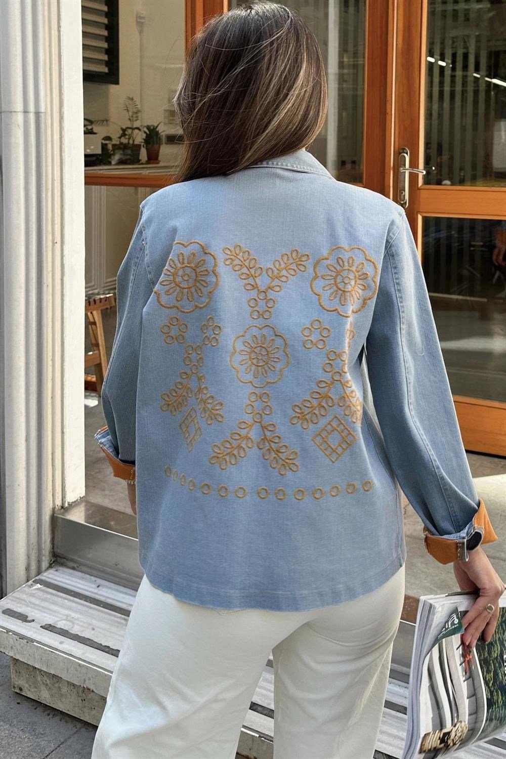 Kadın Mavi Arkası Çiçek Nakış İşlemeli, Kontrast Renk Katlamalı, Uzun Kol, Denim Kot Ceket