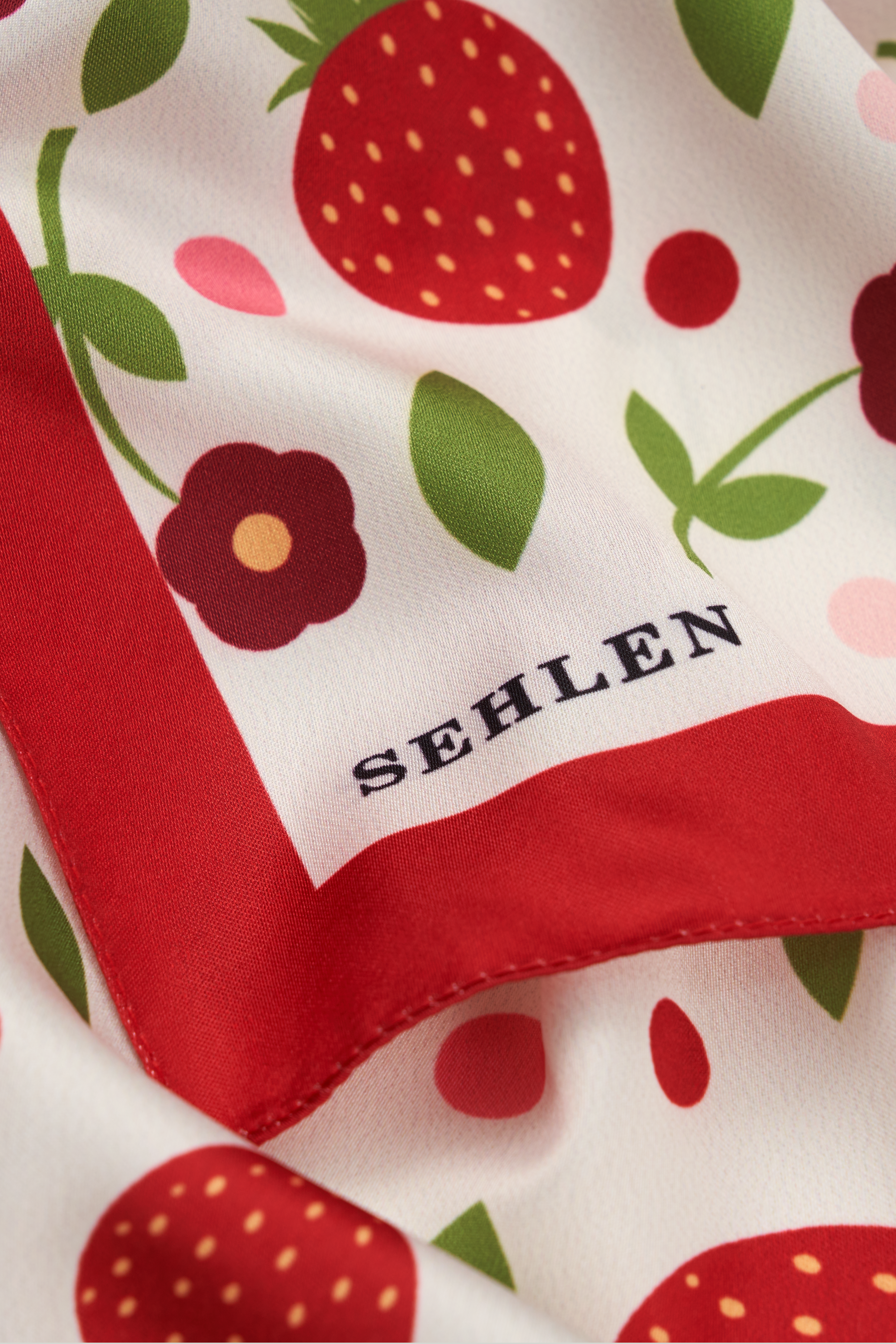 Kadın Çilek Desenli Saten Fular Bandana 56x56 cm - Kırmızı