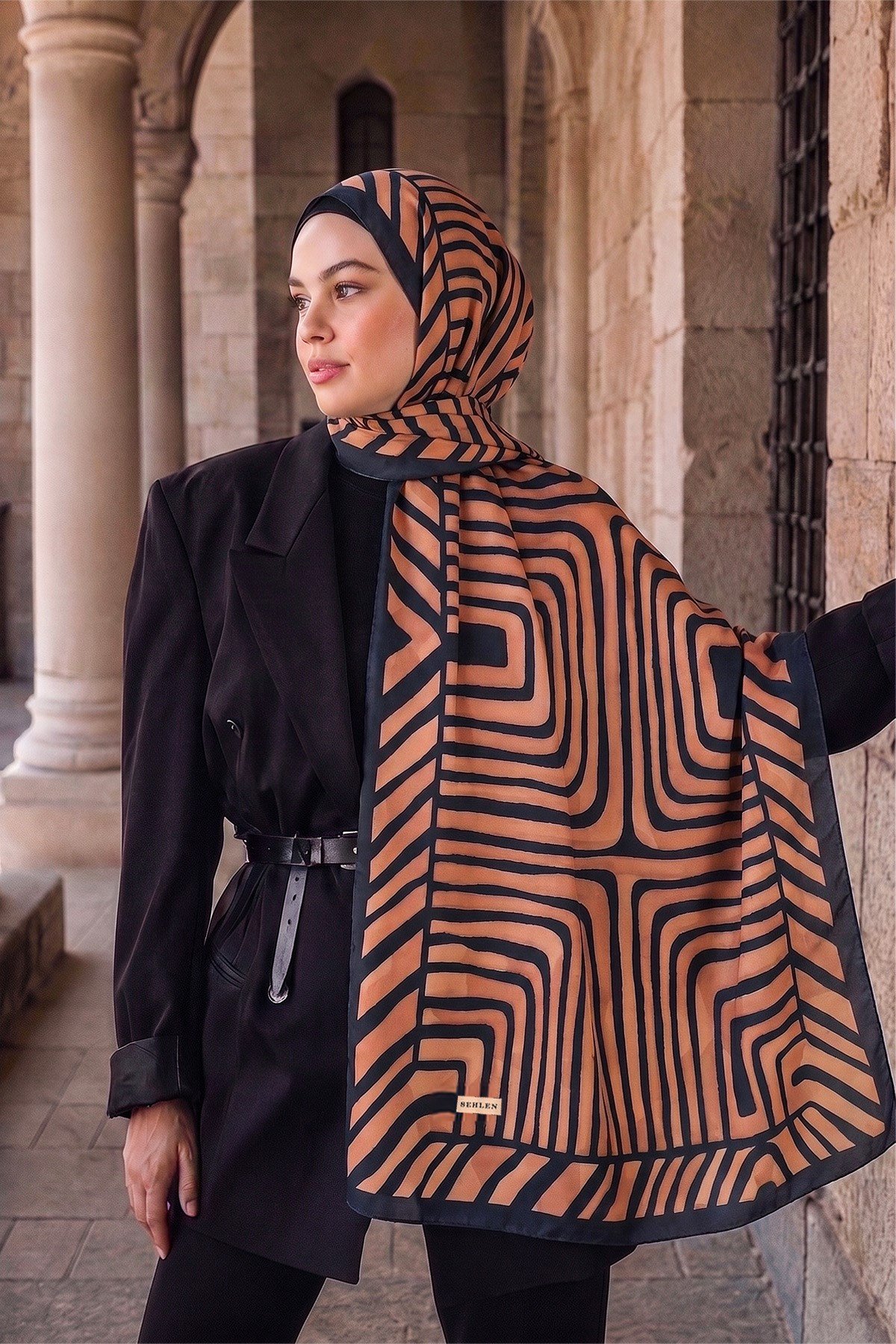 Perla Geometrik Labirent Desenli Şal - Siyah Oranj