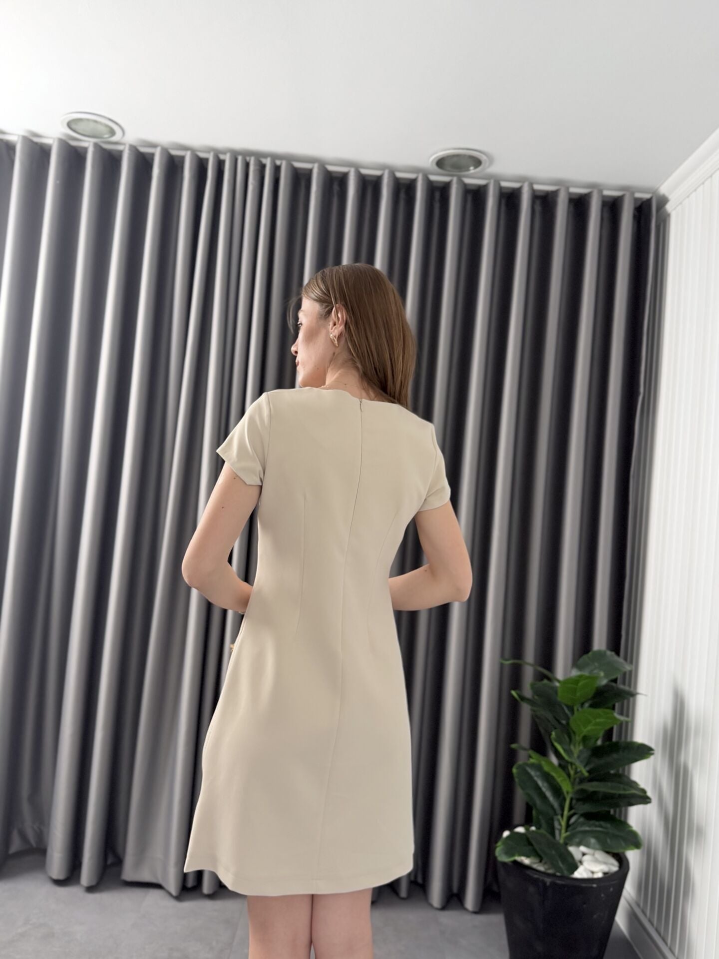 Aksesuar Detaylı Elbise Bej