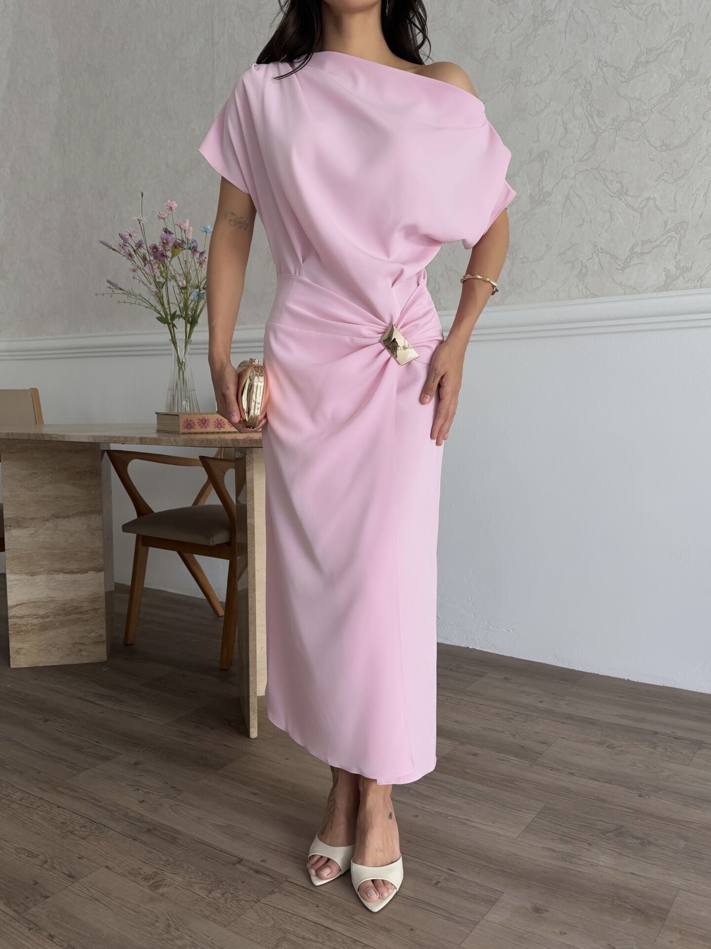 Kayık Yaka Tokalı  Elbise Pembe