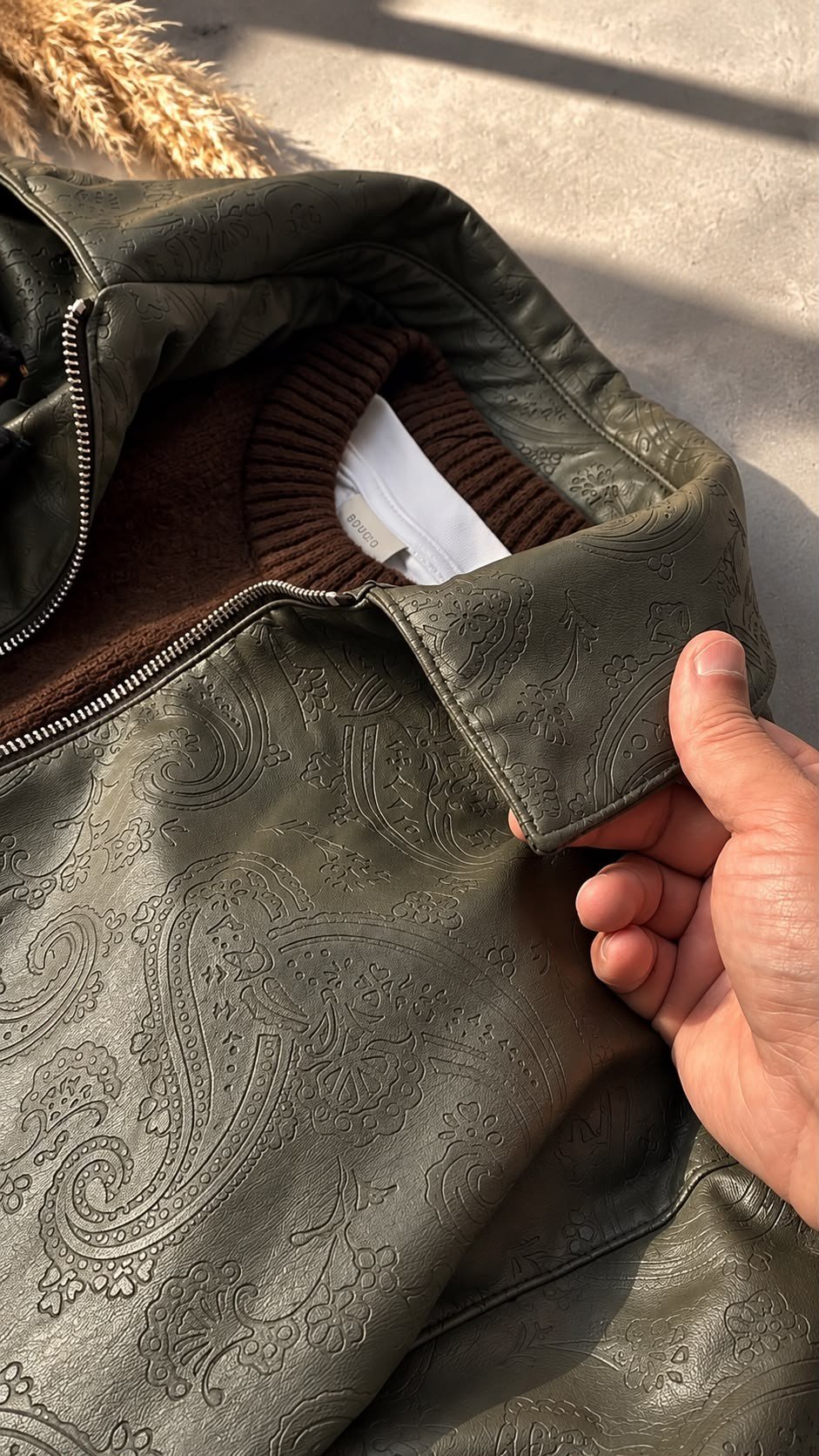 desenli boxy fıt deri mont beyaz tişört yün triko kazak boyfrend kot pantolon