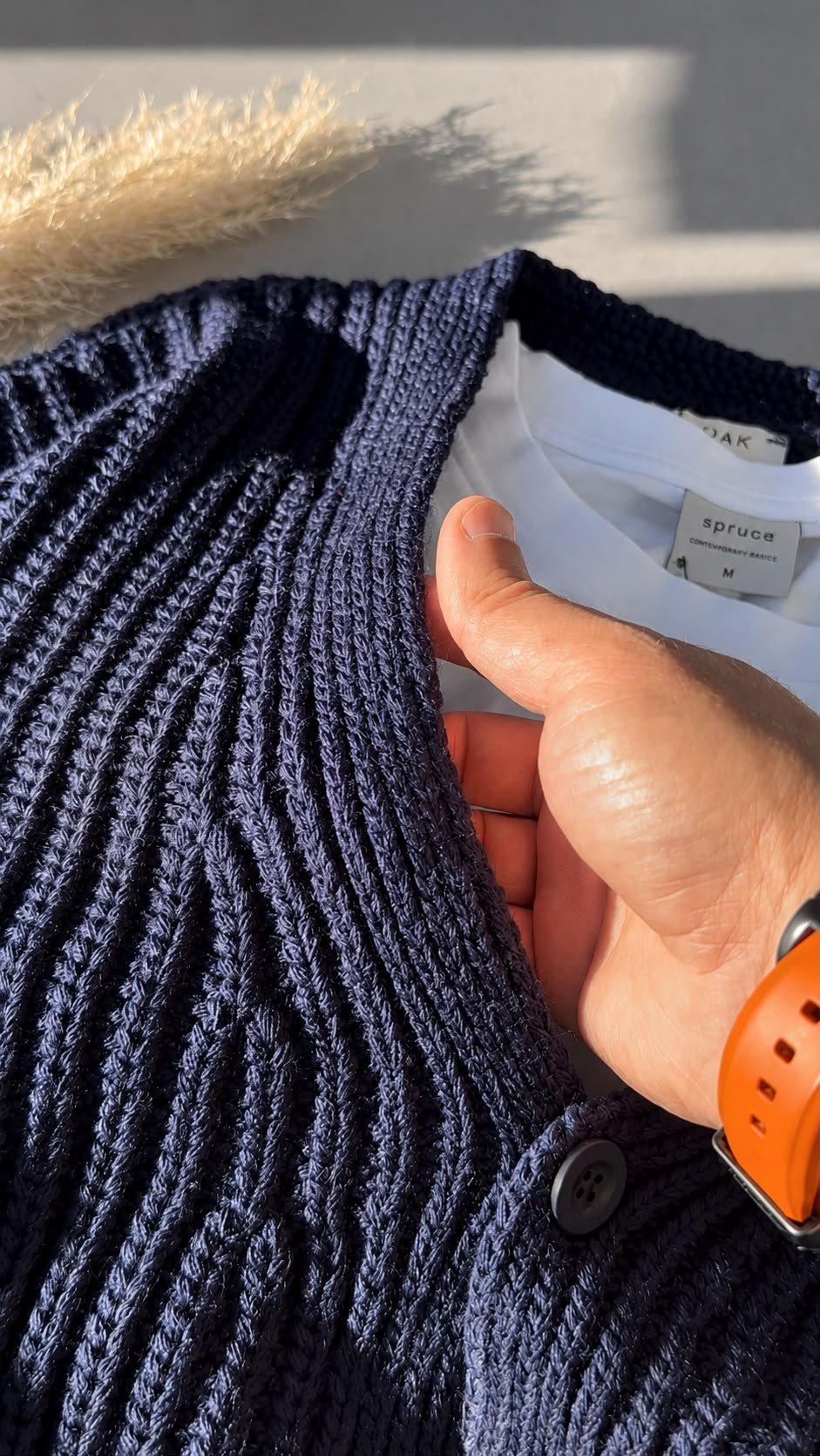 kalın örgü triko hırka beyaz tişört baggy kumaş pantolon