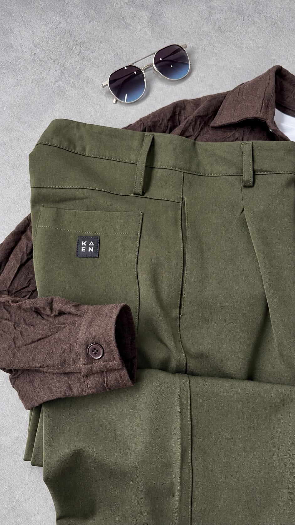 kendinden tişörtlü kırınkıllı gömlek kaen tokyo baggy kumas pantolon