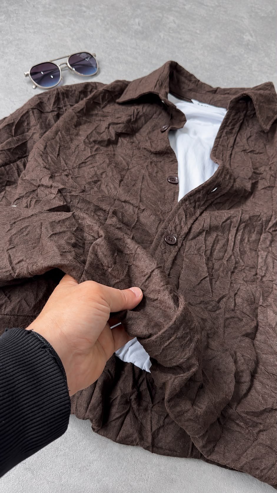 kendinden tişörtlü kırınkıllı gömlek kaen tokyo baggy kumas pantolon