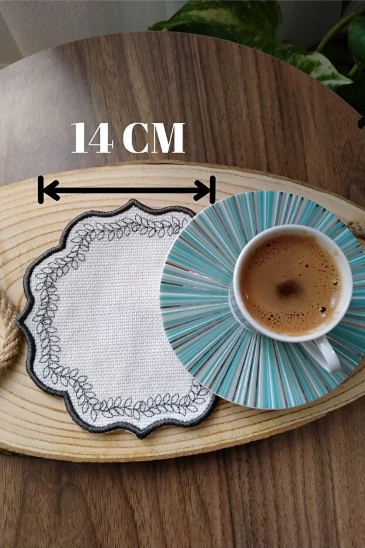 6 Adet Keten Kumaş Üzeri Yaprak Desen Nakışlı Kahve Yanı Kokteyl Peçetesi & Bardak Altlığı Füme